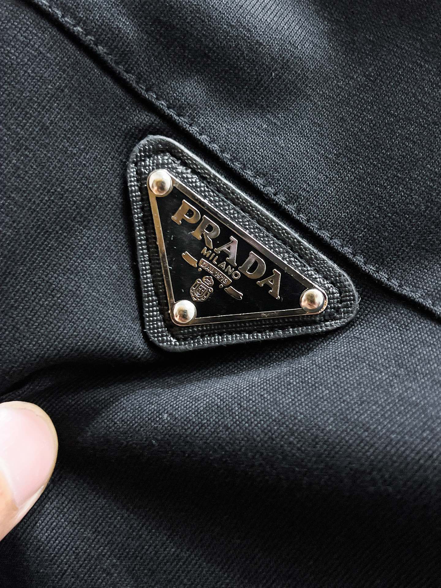 P260  普拉达  Prada  2025ss夏季新款 休闲 短袖 短裤 套装，高端版本！专柜定制面料 透气舒适度高，细节无可挑剔，品牌元素设计理念，体现高品质。手感细腻柔软！呈现休闲裁剪，上身版型超赞！🐯码数：M-3XL