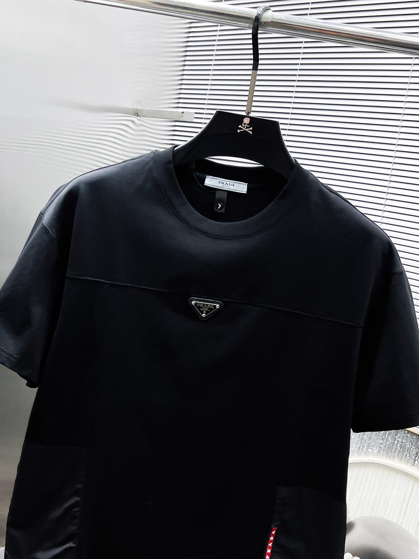 P260  普拉达  Prada  2025ss夏季新款 休闲 短袖 短裤 套装，高端版本！专柜定制面料 透气舒适度高，细节无可挑剔，品牌元素设计理念，体现高品质。手感细腻柔软！呈现休闲裁剪，上身版型超赞！🐯码数：M-3XL