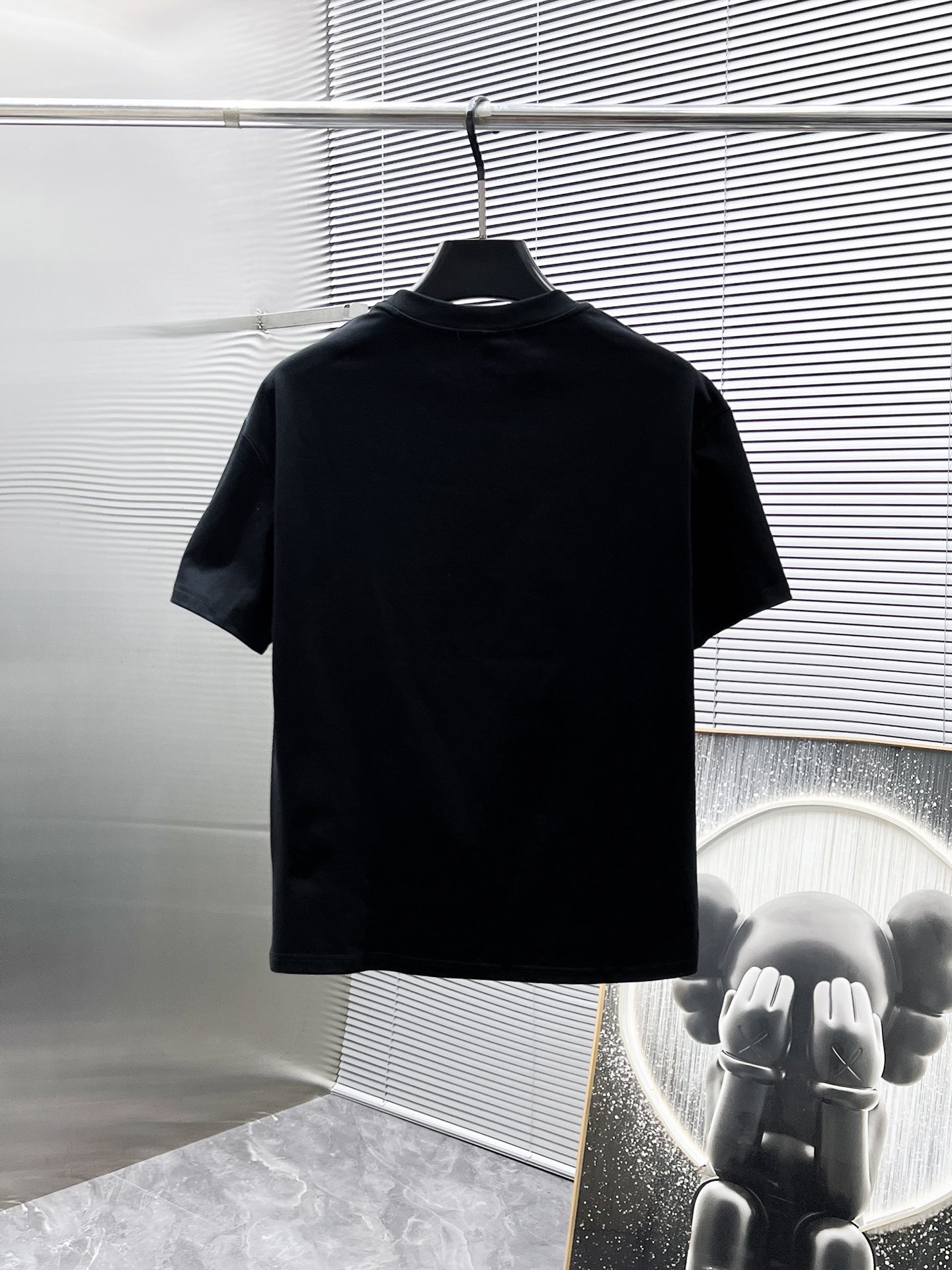 P260  普拉达  Prada  2025ss夏季新款 休闲 短袖 短裤 套装，高端版本！专柜定制面料 透气舒适度高，细节无可挑剔，品牌元素设计理念，体现高品质。手感细腻柔软！呈现休闲裁剪，上身版型超赞！🐯码数：M-3XL