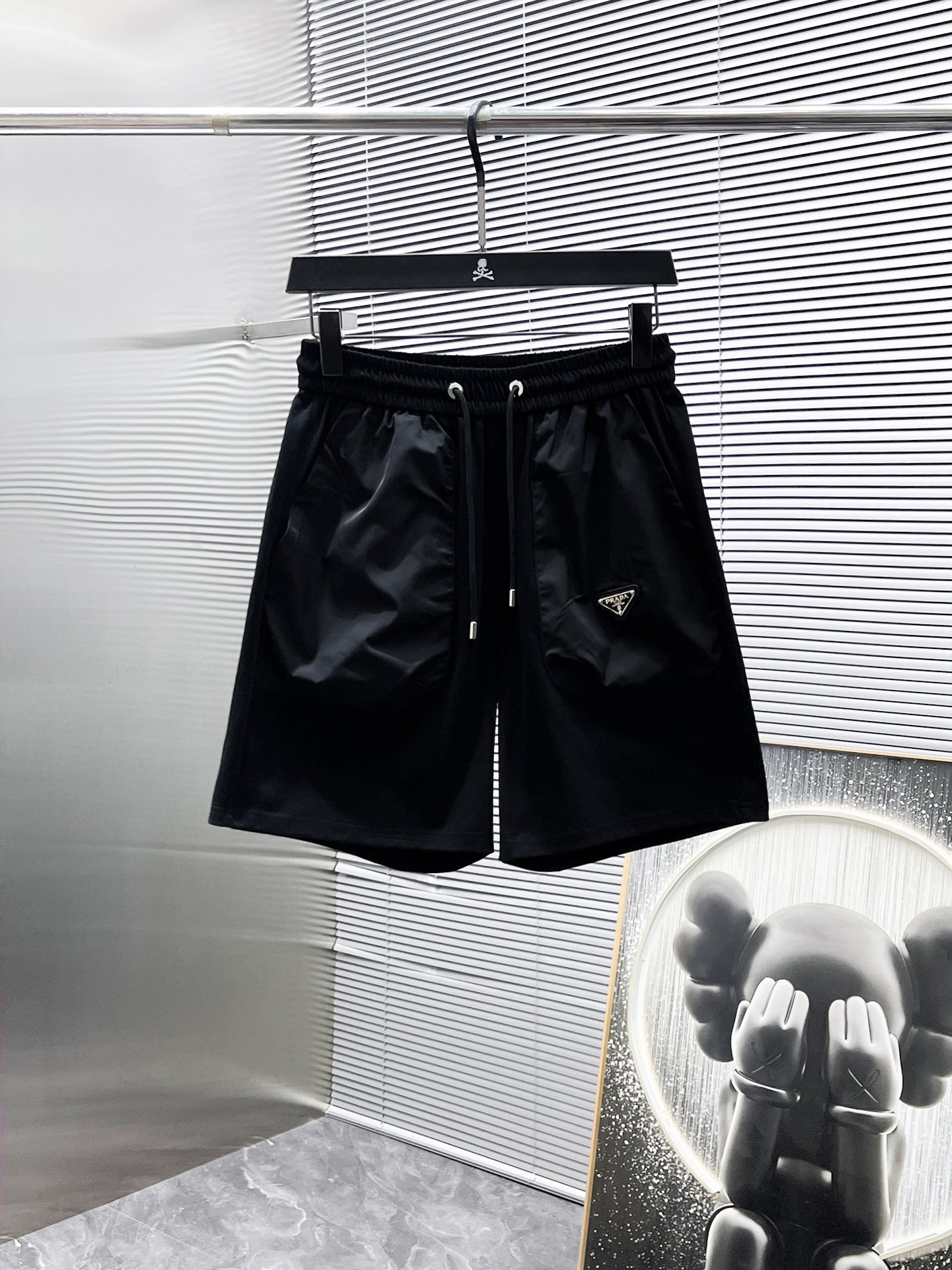 P260  普拉达  Prada  2025ss夏季新款 休闲 短袖 短裤 套装，高端版本！专柜定制面料 透气舒适度高，细节无可挑剔，品牌元素设计理念，体现高品质。手感细腻柔软！呈现休闲裁剪，上身版型超赞！🐯码数：M-3XL