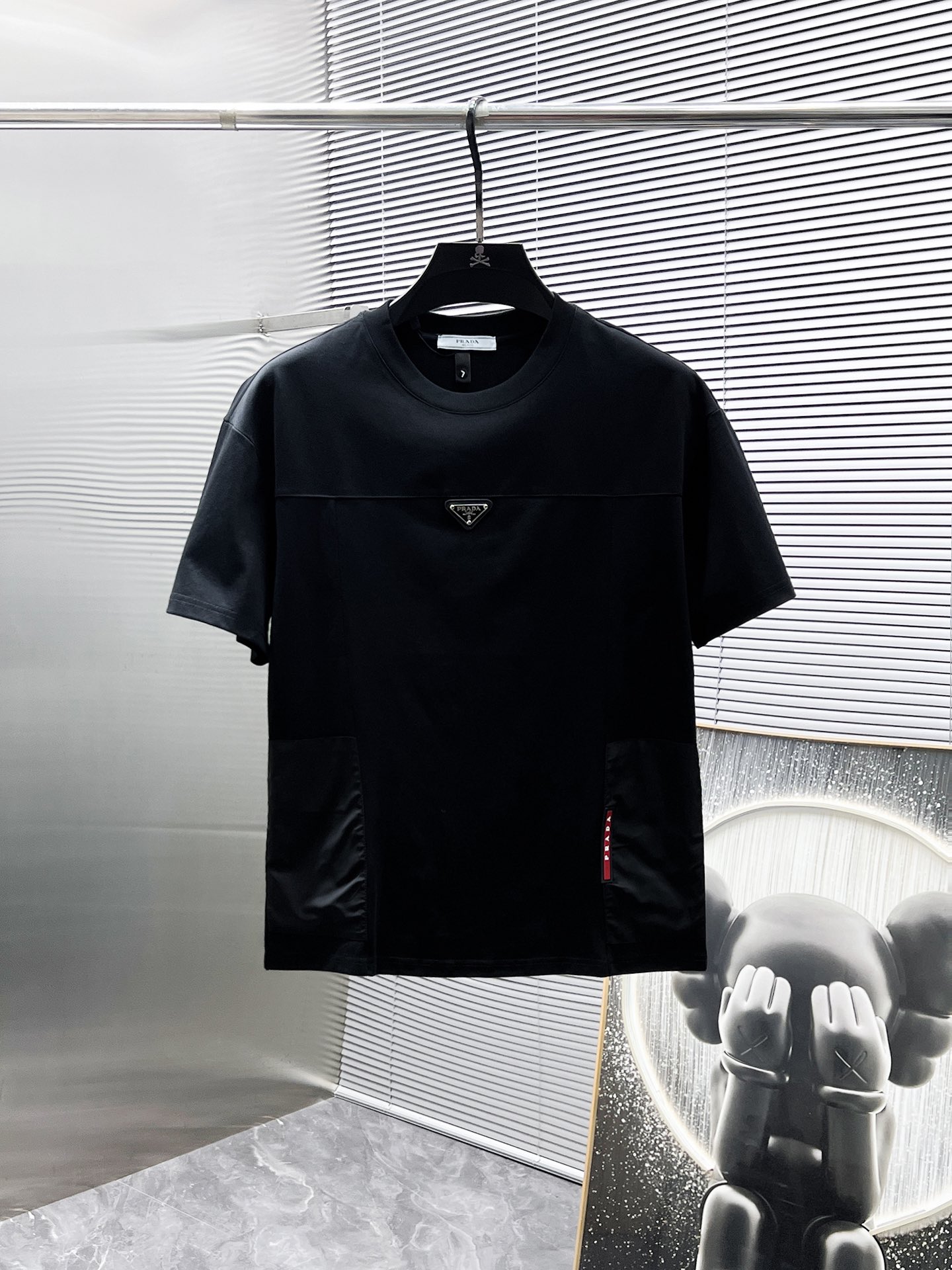 P260  普拉达  Prada  2025ss夏季新款 休闲 短袖 短裤 套装，高端版本！专柜定制面料 透气舒适度高，细节无可挑剔，品牌元素设计理念，体现高品质。手感细腻柔软！呈现休闲裁剪，上身版型超赞！🐯码数：M-3XL