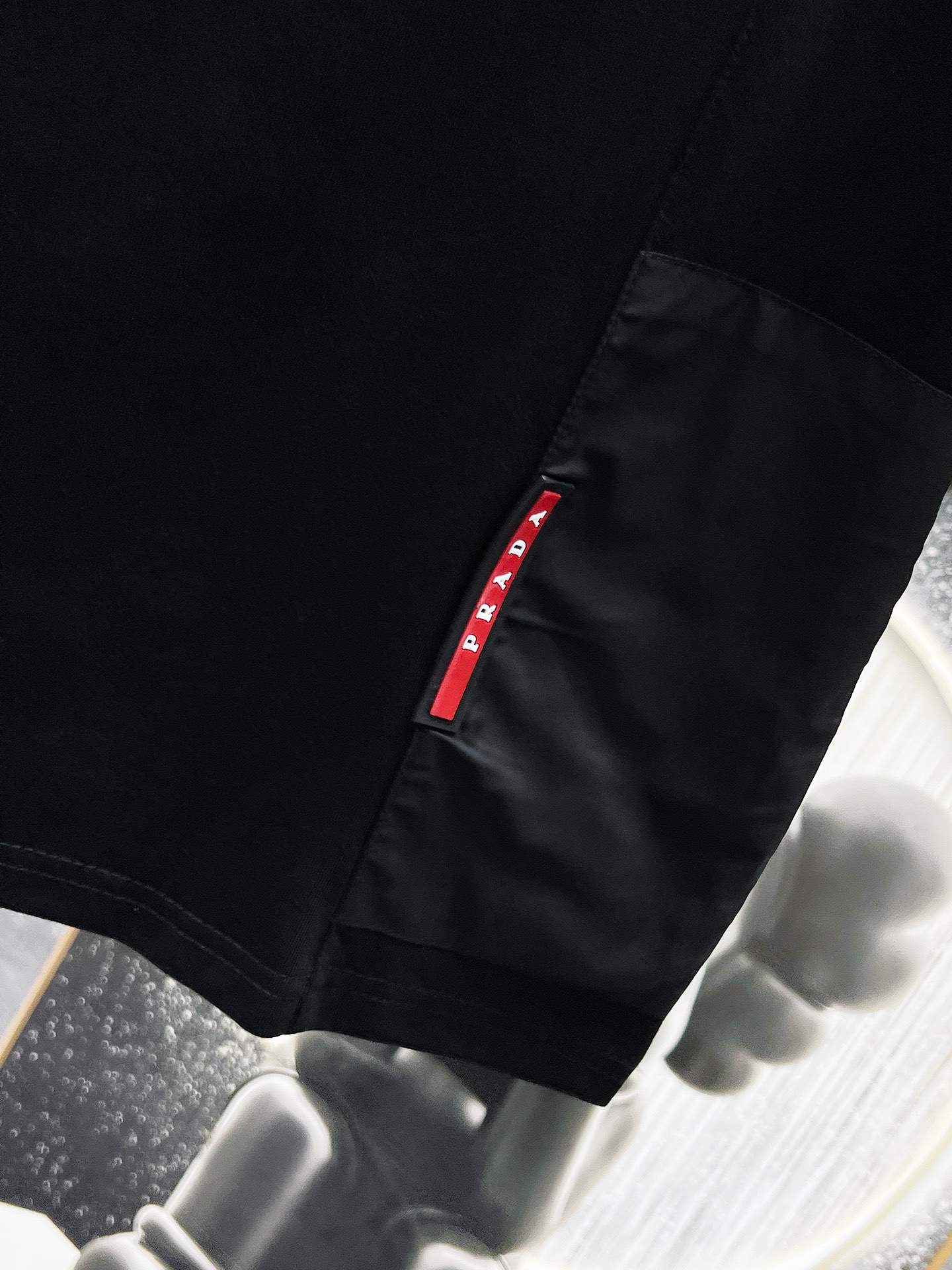 P260  普拉达  Prada  2025ss夏季新款 休闲 短袖 短裤 套装，高端版本！专柜定制面料 透气舒适度高，细节无可挑剔，品牌元素设计理念，体现高品质。手感细腻柔软！呈现休闲裁剪，上身版型超赞！🐯码数：M-3XL