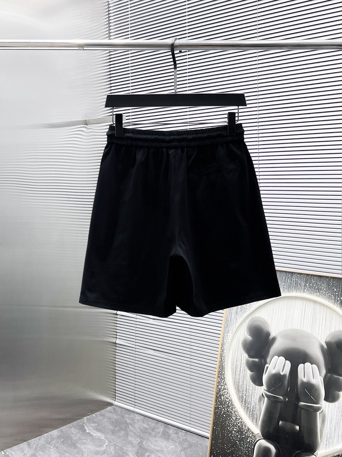P260  普拉达  Prada  2025ss夏季新款 休闲 短袖 短裤 套装，高端版本！专柜定制面料 透气舒适度高，细节无可挑剔，品牌元素设计理念，体现高品质。手感细腻柔软！呈现休闲裁剪，上身版型超赞！🐯码数：M-3XL