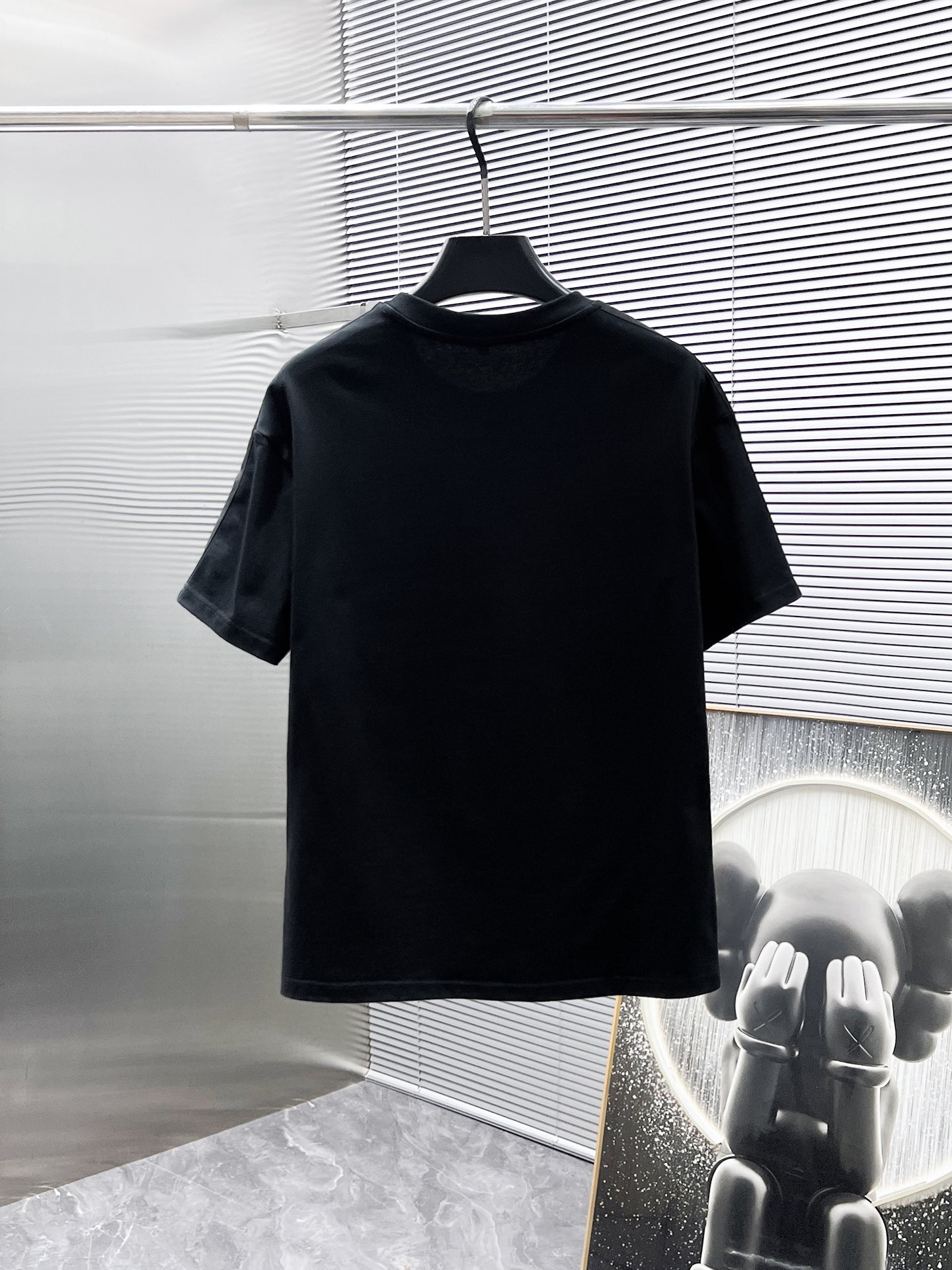 P260  普拉达  Prada  2025ss夏季新款 休闲 短袖 短裤 套装，高端版本！专柜定制面料 透气舒适度高，细节无可挑剔，品牌元素设计理念，体现高品质。手感细腻柔软！呈现休闲裁剪，上身版型超赞！🐯码数：M-3XL