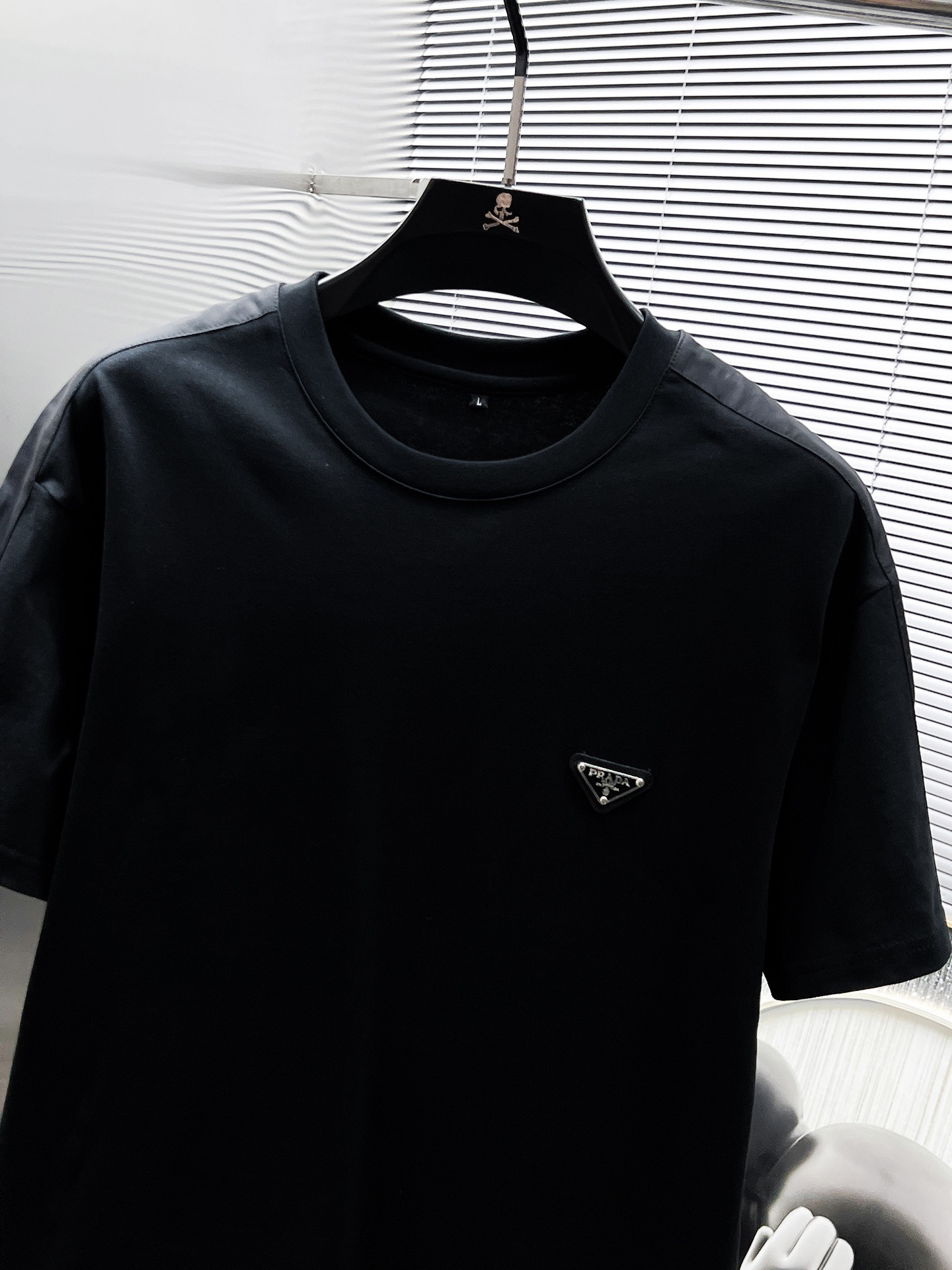 P260  普拉达  Prada  2025ss夏季新款 休闲 短袖 短裤 套装，高端版本！专柜定制面料 透气舒适度高，细节无可挑剔，品牌元素设计理念，体现高品质。手感细腻柔软！呈现休闲裁剪，上身版型超赞！🐯码数：M-3XL