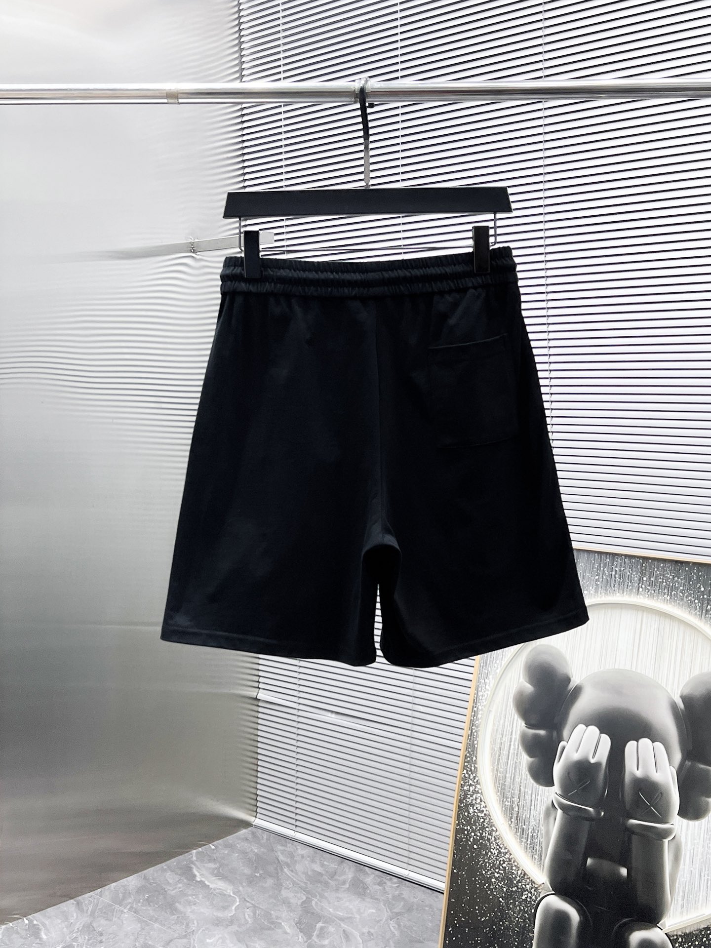 P260  普拉达  Prada  2025ss夏季新款 休闲 短袖 短裤 套装，高端版本！专柜定制面料 透气舒适度高，细节无可挑剔，品牌元素设计理念，体现高品质。手感细腻柔软！呈现休闲裁剪，上身版型超赞！🐯码数：M-3XL
