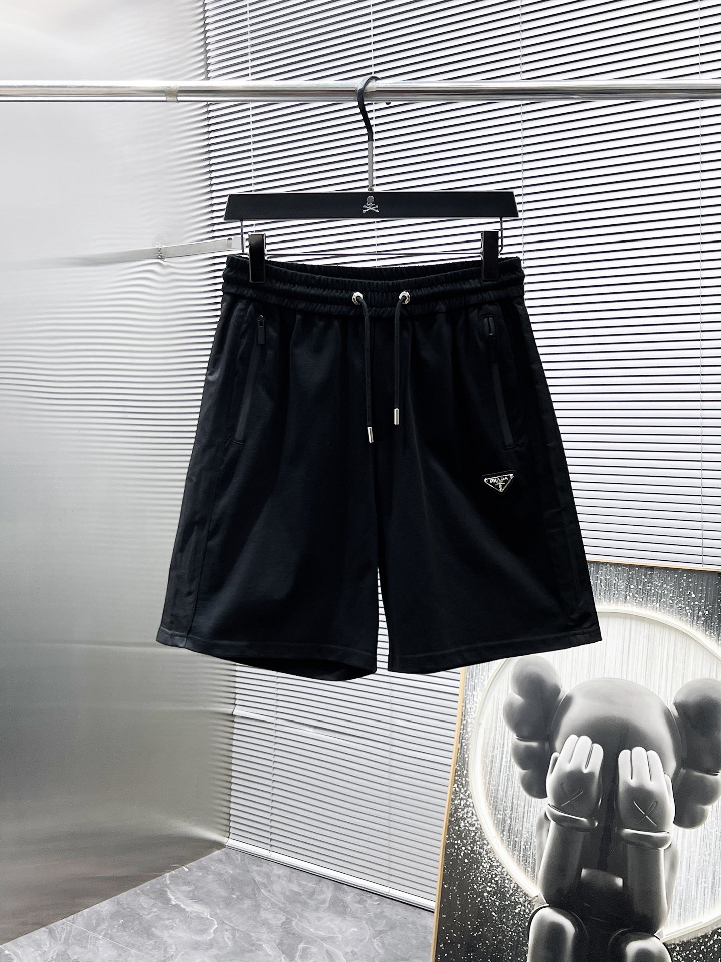 P260  普拉达  Prada  2025ss夏季新款 休闲 短袖 短裤 套装，高端版本！专柜定制面料 透气舒适度高，细节无可挑剔，品牌元素设计理念，体现高品质。手感细腻柔软！呈现休闲裁剪，上身版型超赞！🐯码数：M-3XL