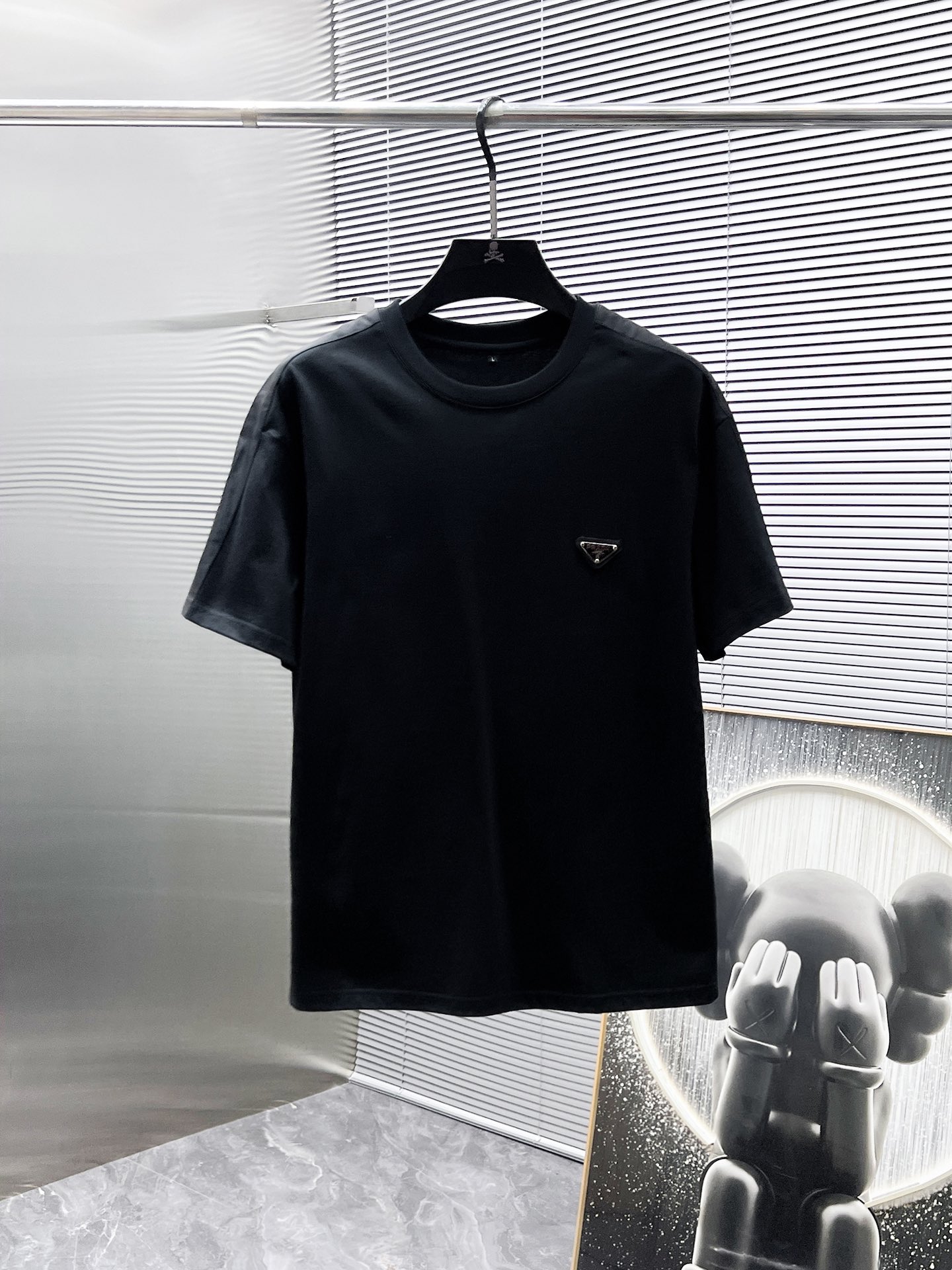 P260  普拉达  Prada  2025ss夏季新款 休闲 短袖 短裤 套装，高端版本！专柜定制面料 透气舒适度高，细节无可挑剔，品牌元素设计理念，体现高品质。手感细腻柔软！呈现休闲裁剪，上身版型超赞！🐯码数：M-3XL