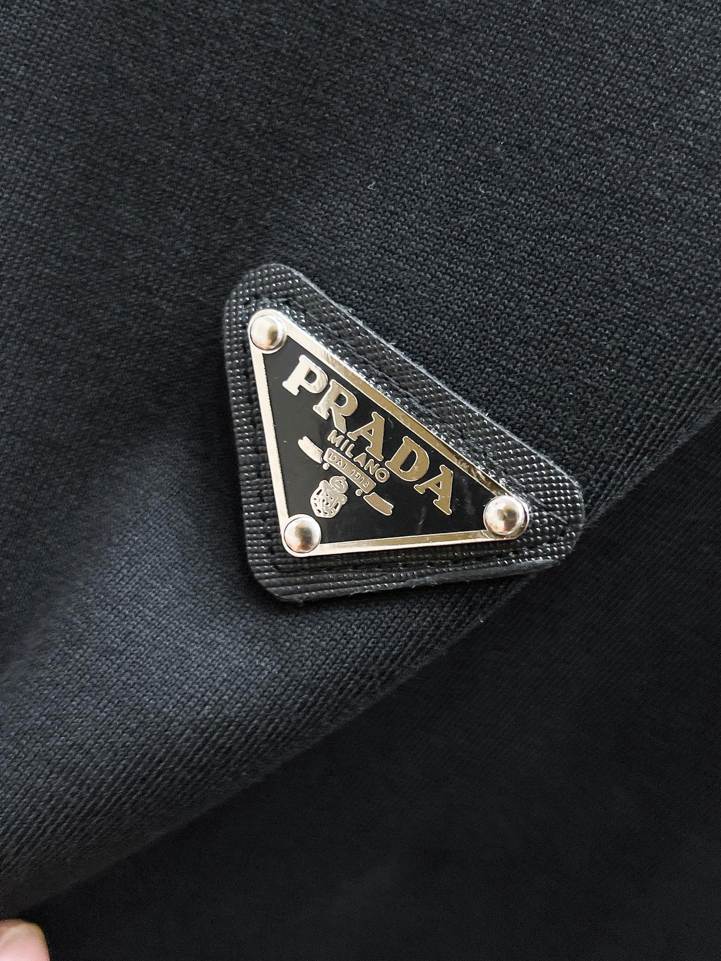 P260  普拉达  Prada  2025ss夏季新款 休闲 短袖 短裤 套装，高端版本！专柜定制面料 透气舒适度高，细节无可挑剔，品牌元素设计理念，体现高品质。手感细腻柔软！呈现休闲裁剪，上身版型超赞！🐯码数：M-3XL