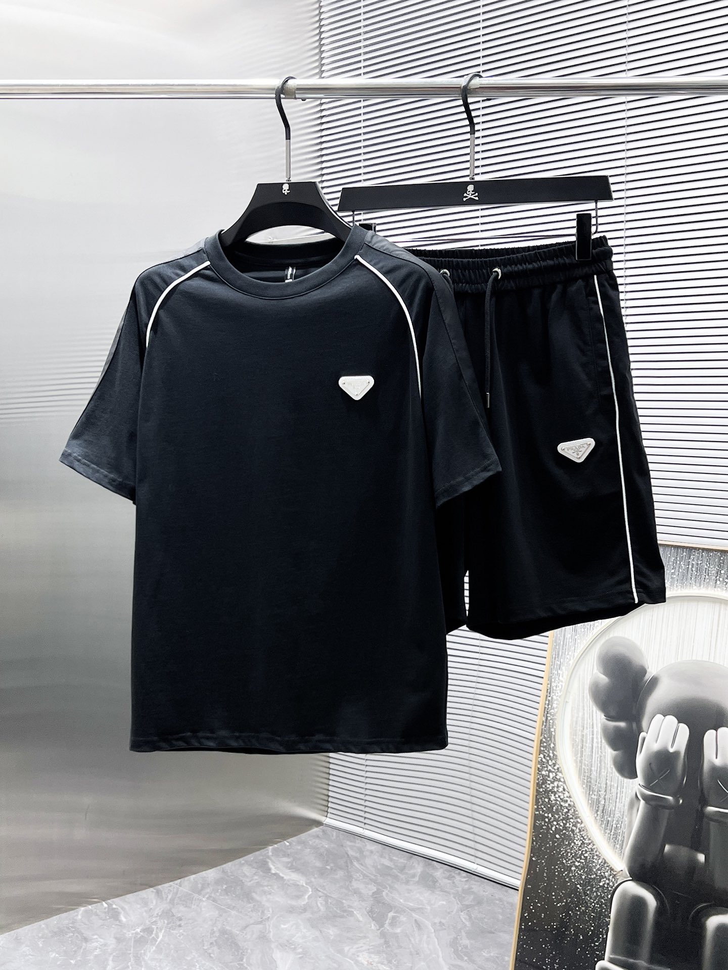 Ensemble de survêtement Prada noir, collection été 2025, coupe confortable et élégante.