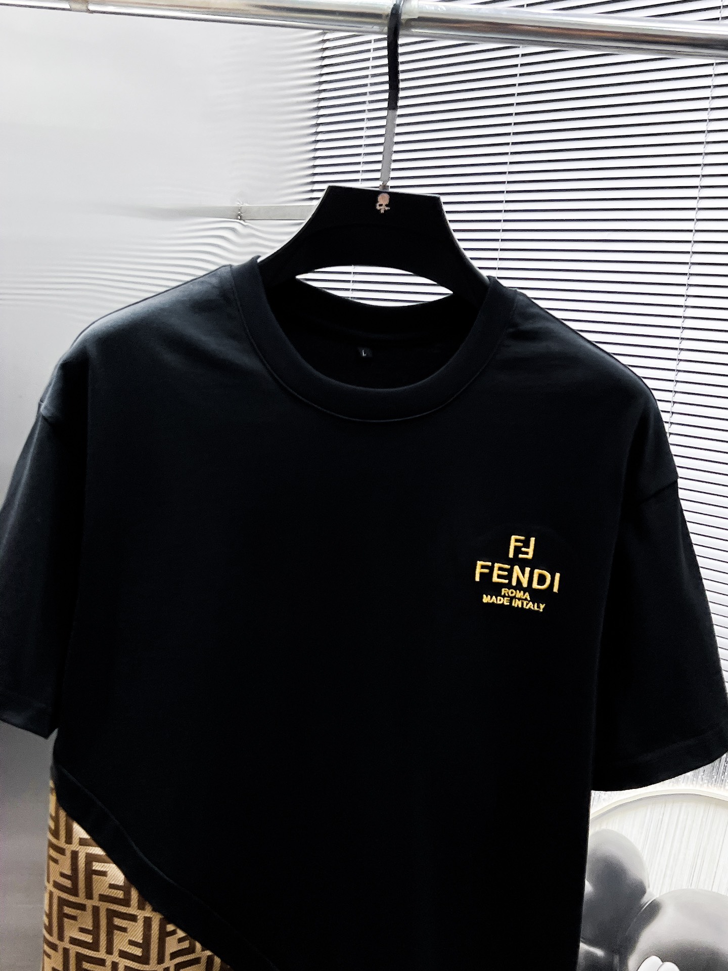 P260  芬迪  fendi  2025ss夏季新款 休闲 短袖 短裤 套装，高端版本！专柜定制面料 透气舒适度高，细节无可挑剔，品牌元素设计理念，体现高品质。手感细腻柔软！呈现休闲裁剪，上身版型超赞！🐯码数：M-3XL