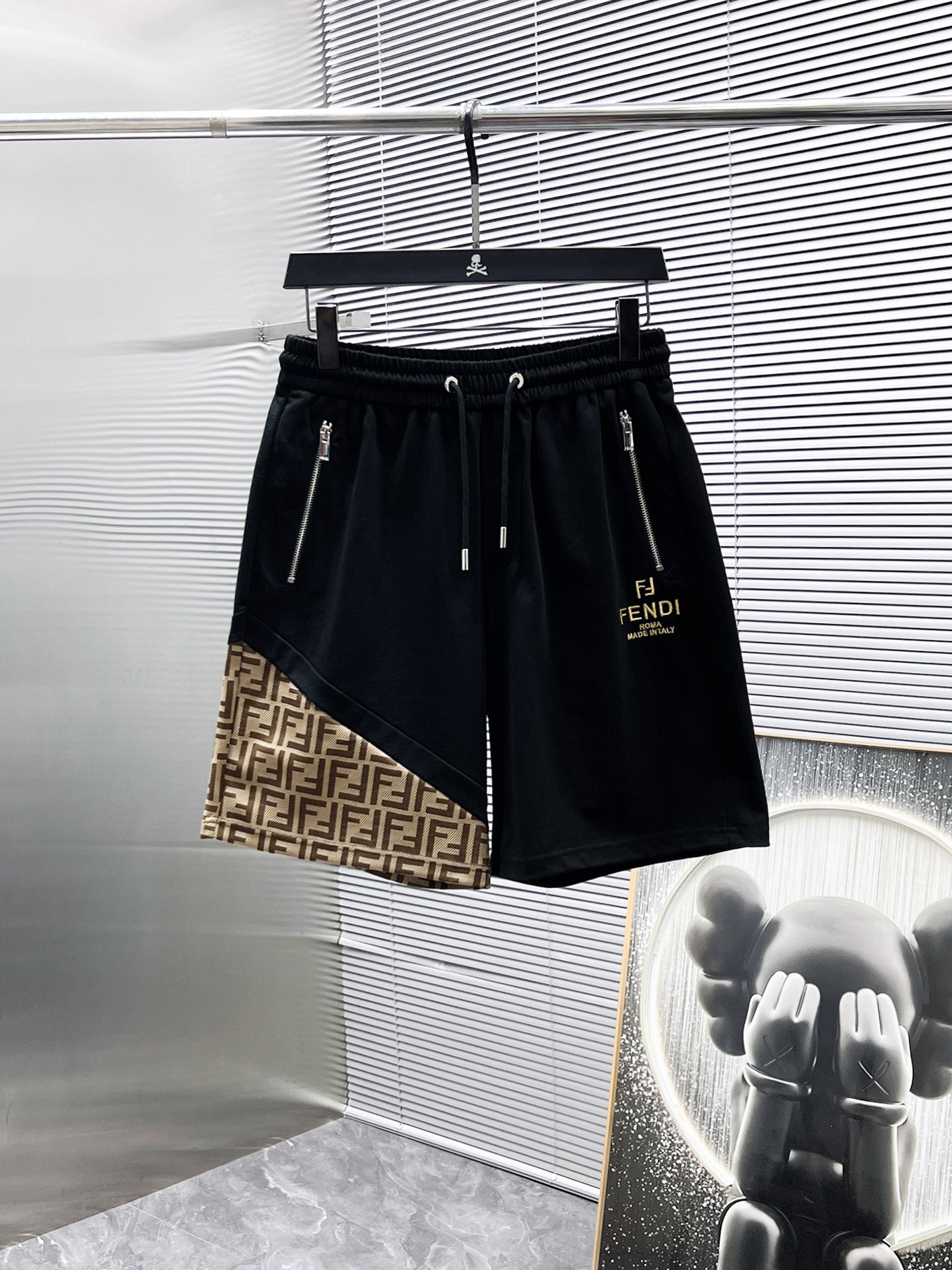 P260  芬迪  fendi  2025ss夏季新款 休闲 短袖 短裤 套装，高端版本！专柜定制面料 透气舒适度高，细节无可挑剔，品牌元素设计理念，体现高品质。手感细腻柔软！呈现休闲裁剪，上身版型超赞！🐯码数：M-3XL