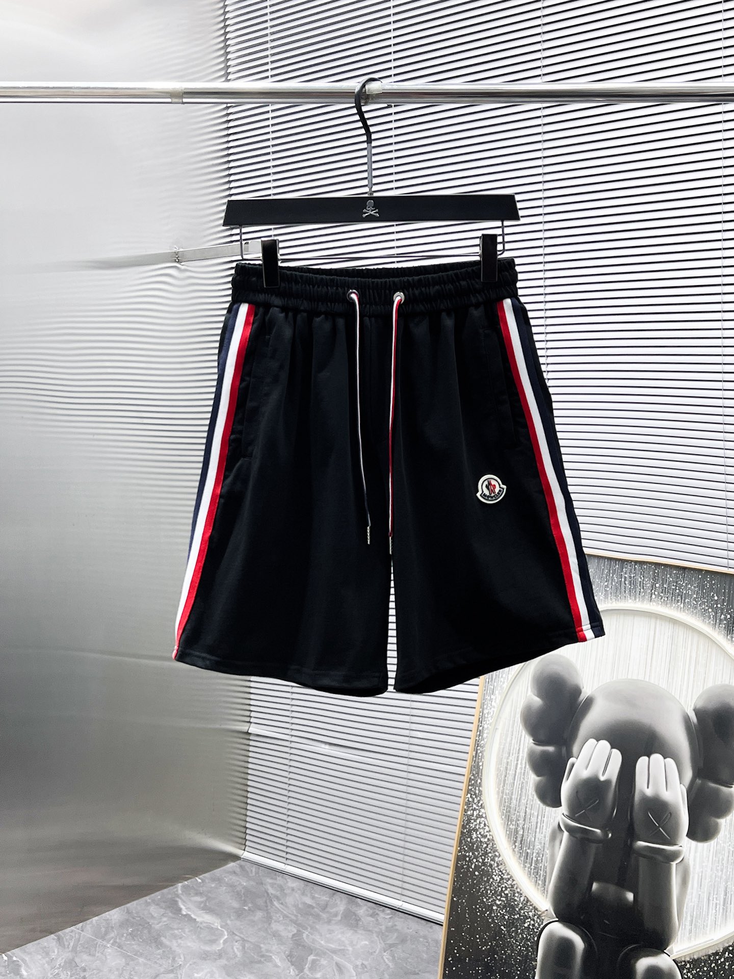 P260 蒙口  moncler  2025ss夏季新款 休闲 短袖 短裤 套装，高端版本！专柜定制面料 透气舒适度高，细节无可挑剔，品牌元素设计理念，体现高品质。手感细腻柔软！呈现休闲裁剪，上身版型超赞！🐯码数：M-3XL