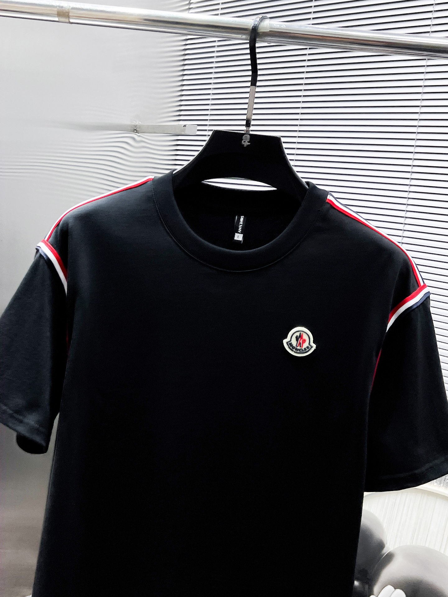 P260 蒙口  moncler  2025ss夏季新款 休闲 短袖 短裤 套装，高端版本！专柜定制面料 透气舒适度高，细节无可挑剔，品牌元素设计理念，体现高品质。手感细腻柔软！呈现休闲裁剪，上身版型超赞！🐯码数：M-3XL