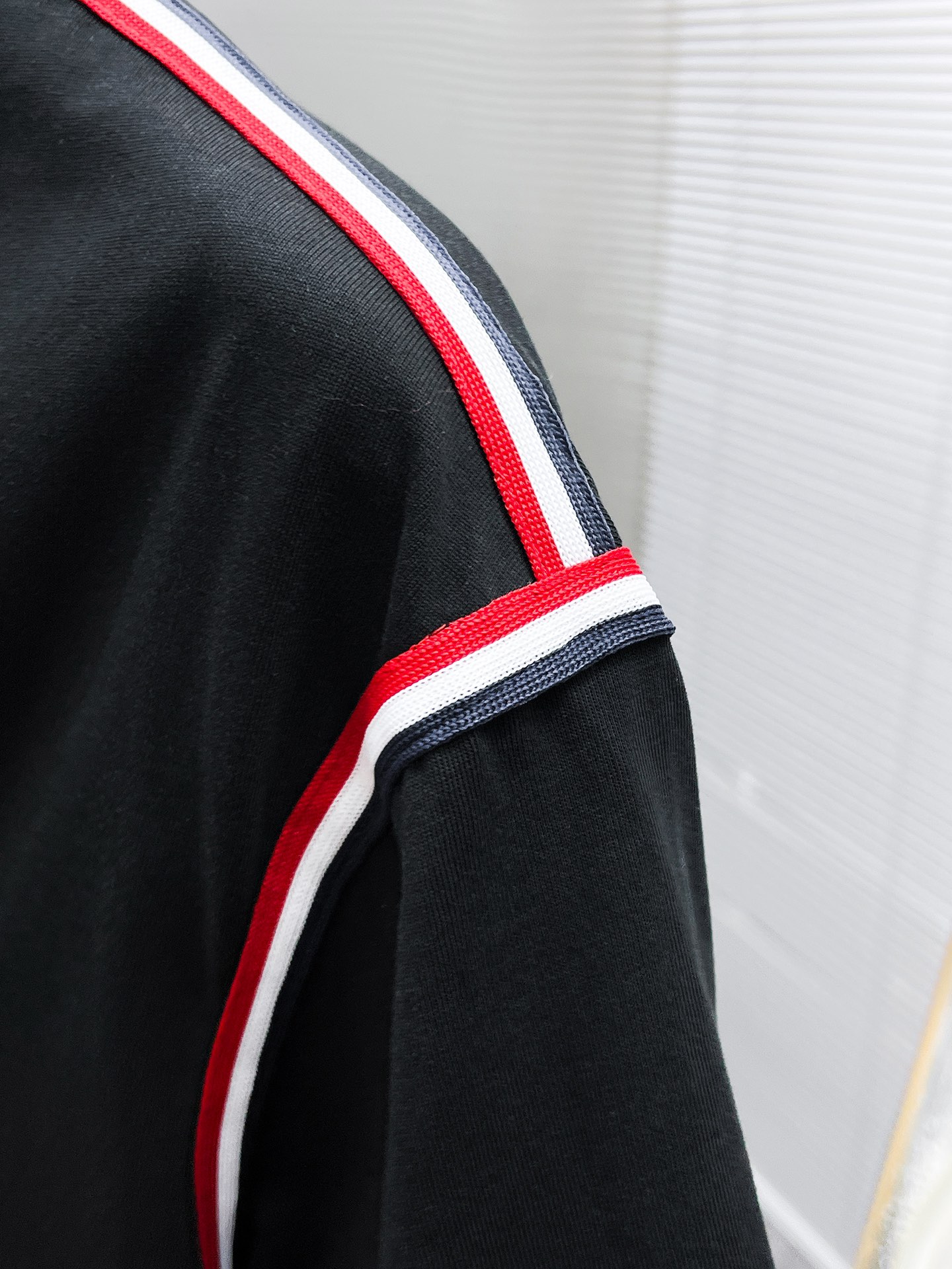 P260 蒙口  moncler  2025ss夏季新款 休闲 短袖 短裤 套装，高端版本！专柜定制面料 透气舒适度高，细节无可挑剔，品牌元素设计理念，体现高品质。手感细腻柔软！呈现休闲裁剪，上身版型超赞！🐯码数：M-3XL