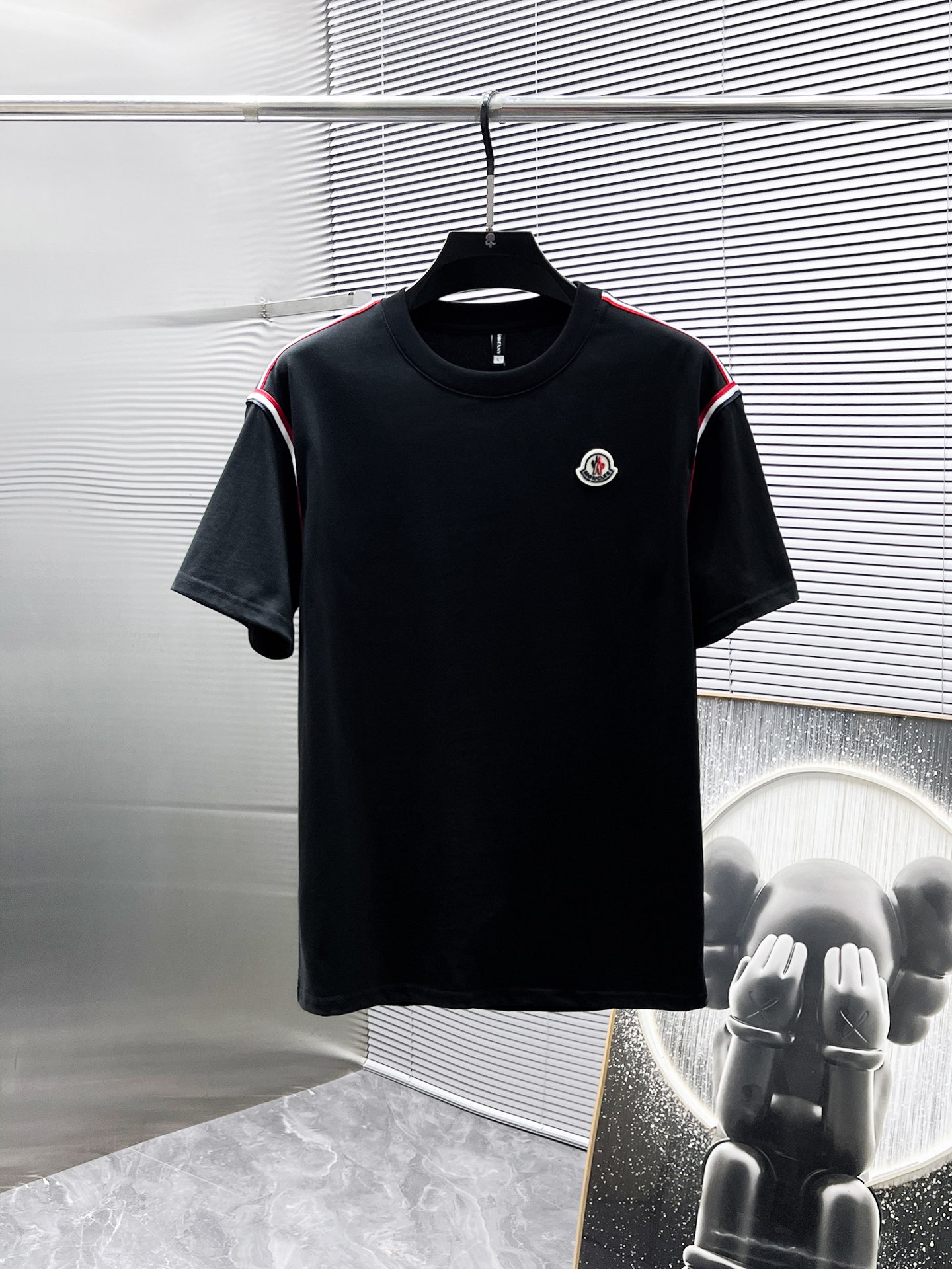 P260 蒙口  moncler  2025ss夏季新款 休闲 短袖 短裤 套装，高端版本！专柜定制面料 透气舒适度高，细节无可挑剔，品牌元素设计理念，体现高品质。手感细腻柔软！呈现休闲裁剪，上身版型超赞！🐯码数：M-3XL