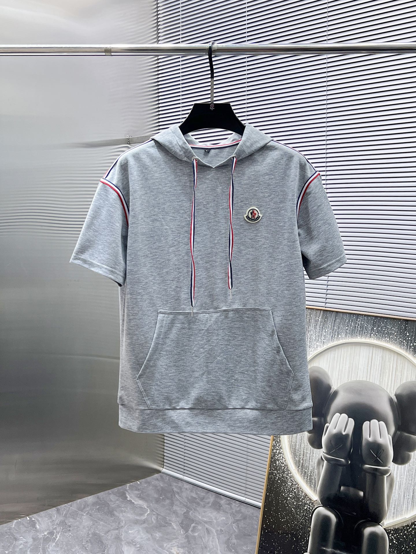 P260  蒙口  moncler  2025ss夏季新款 休闲 短袖 短裤 套装，高端版本！专柜定制面料 透气舒适度高，细节无可挑剔，品牌元素设计理念，体现高品质。手感细腻柔软！呈现休闲裁剪，上身版型超赞！🐯码数：M-3XL