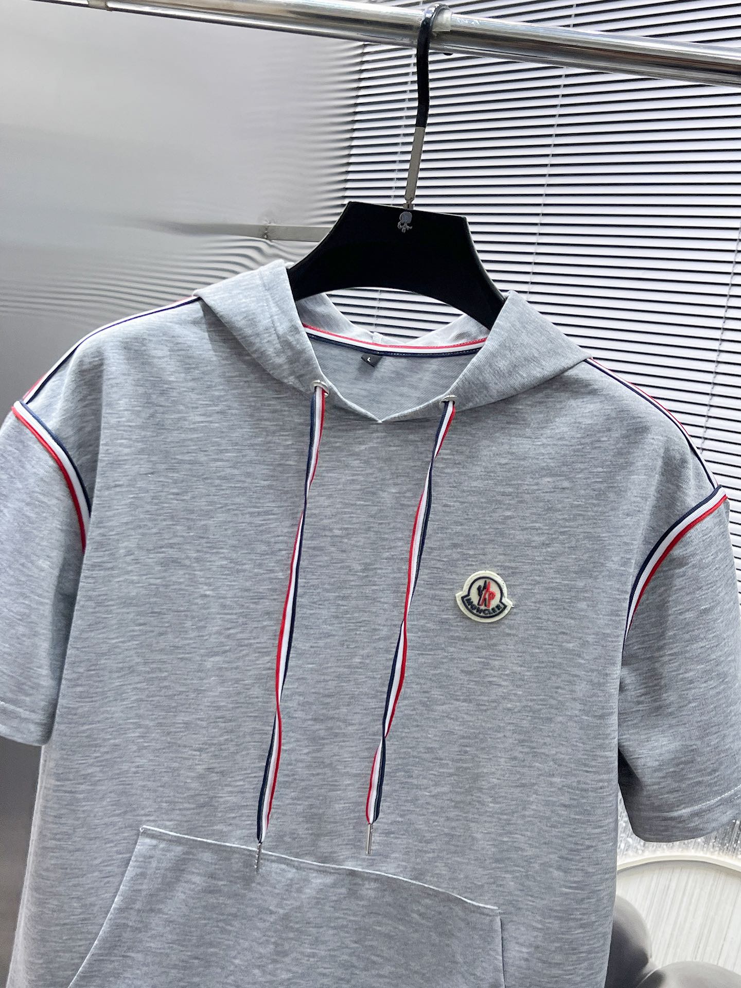 P260  蒙口  moncler  2025ss夏季新款 休闲 短袖 短裤 套装，高端版本！专柜定制面料 透气舒适度高，细节无可挑剔，品牌元素设计理念，体现高品质。手感细腻柔软！呈现休闲裁剪，上身版型超赞！🐯码数：M-3XL