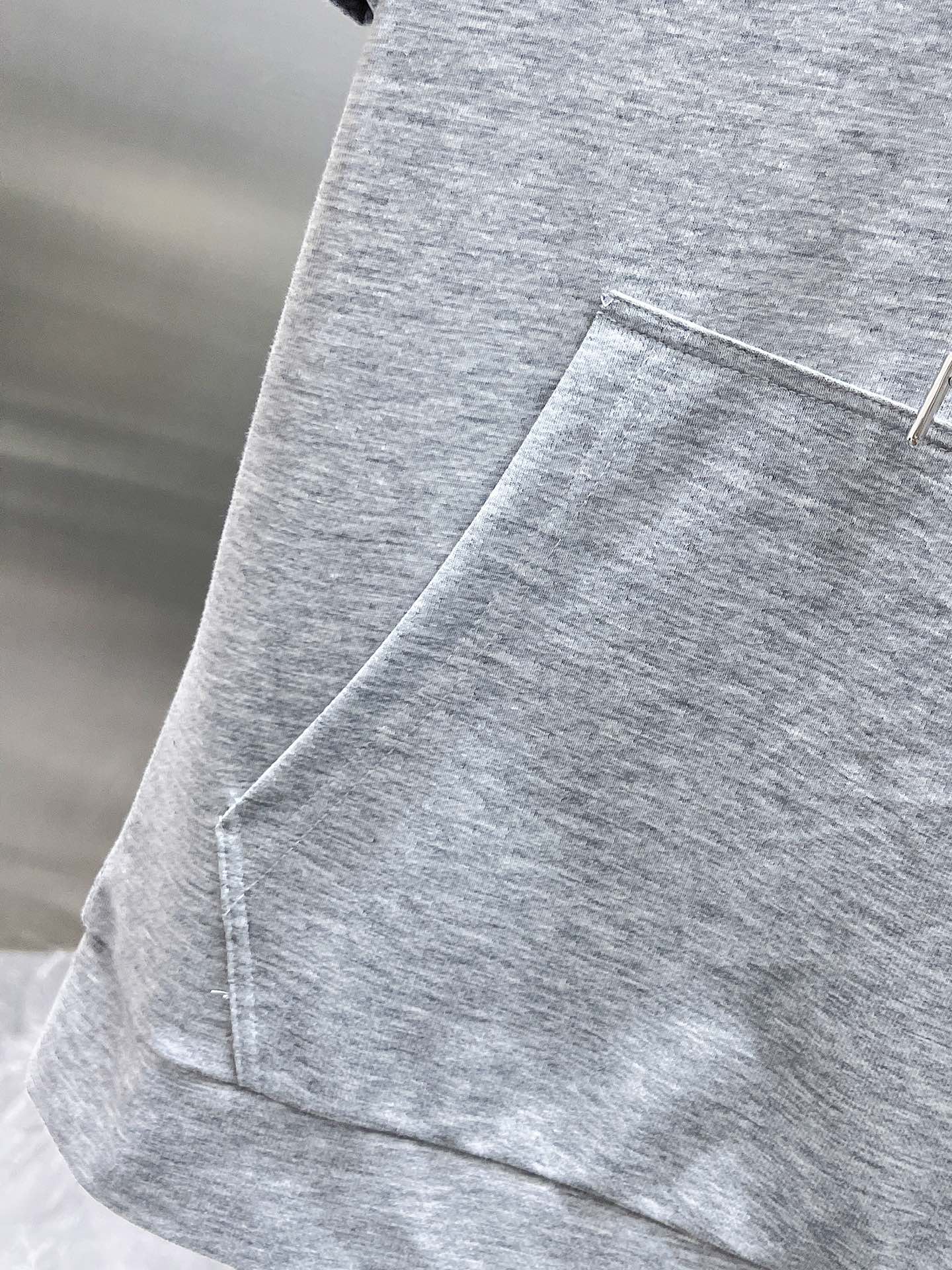 P260  蒙口  moncler  2025ss夏季新款 休闲 短袖 短裤 套装，高端版本！专柜定制面料 透气舒适度高，细节无可挑剔，品牌元素设计理念，体现高品质。手感细腻柔软！呈现休闲裁剪，上身版型超赞！🐯码数：M-3XL