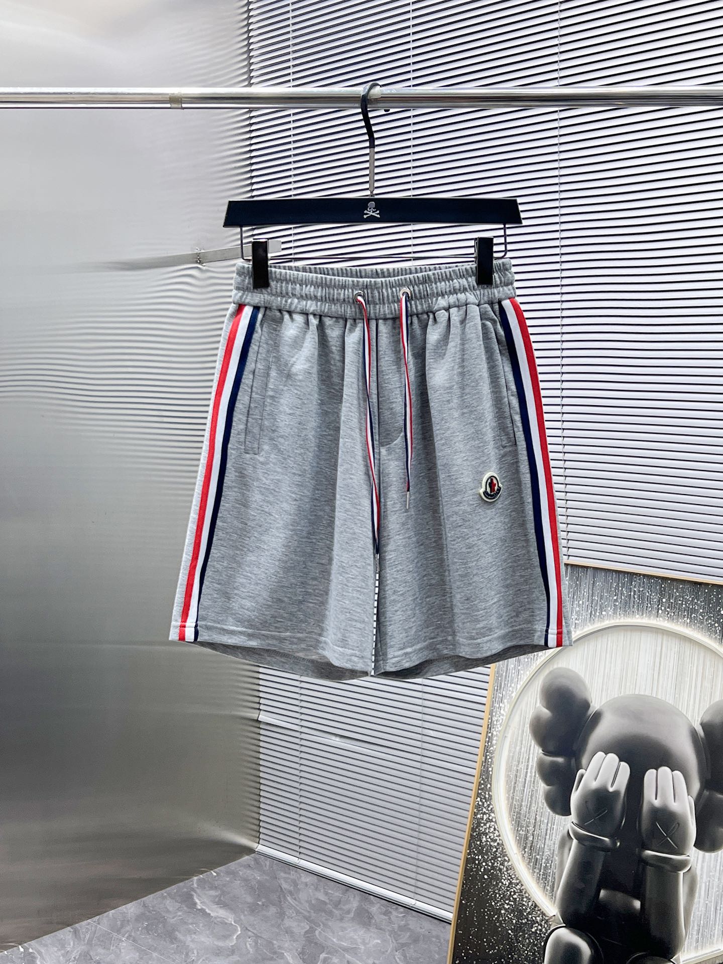 P260  蒙口  moncler  2025ss夏季新款 休闲 短袖 短裤 套装，高端版本！专柜定制面料 透气舒适度高，细节无可挑剔，品牌元素设计理念，体现高品质。手感细腻柔软！呈现休闲裁剪，上身版型超赞！🐯码数：M-3XL