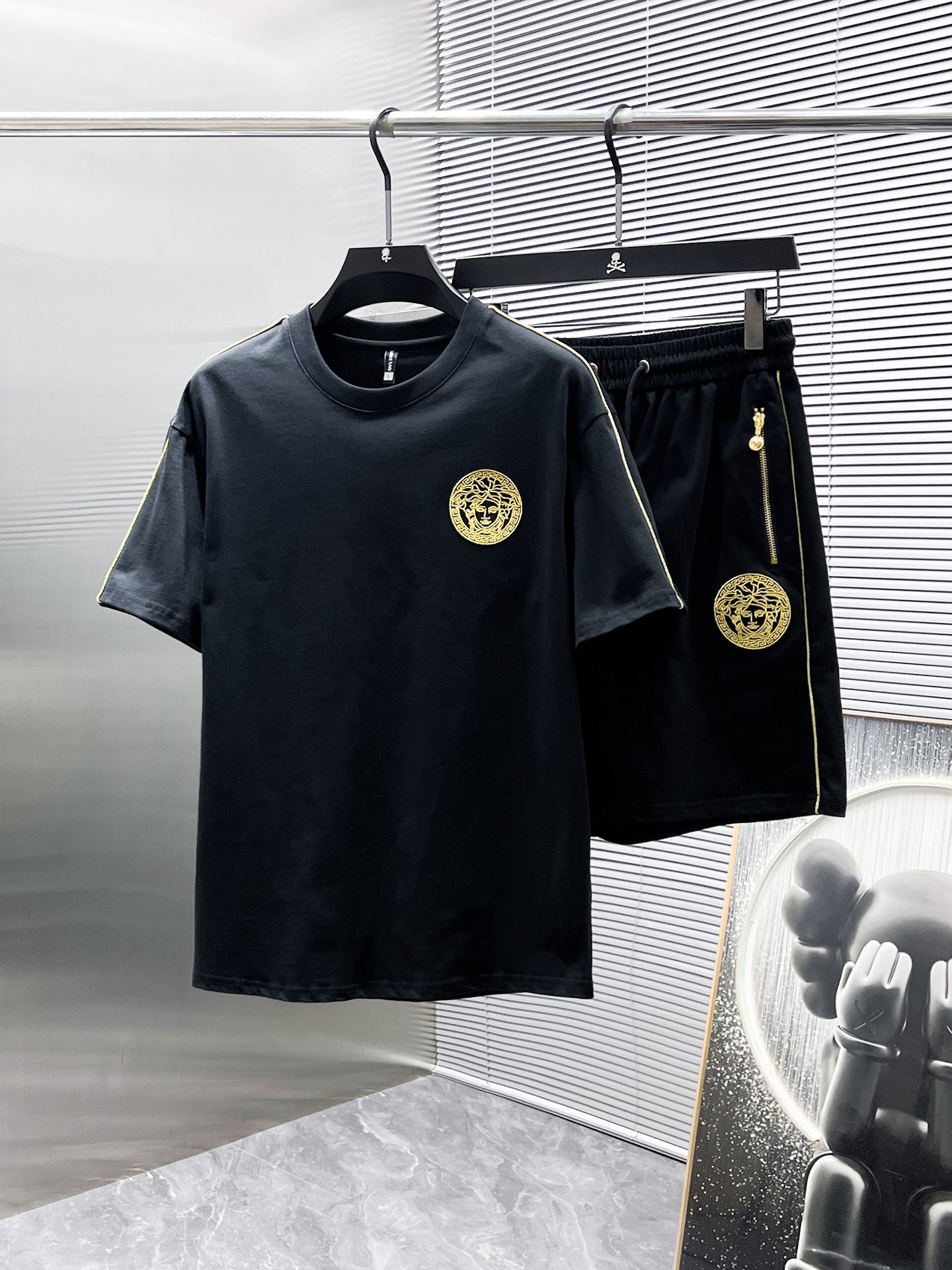Versace 2025 Summer Men's Black Medusa Logo Short Sleeve Shorts Set 2 i1749742823 4342 0