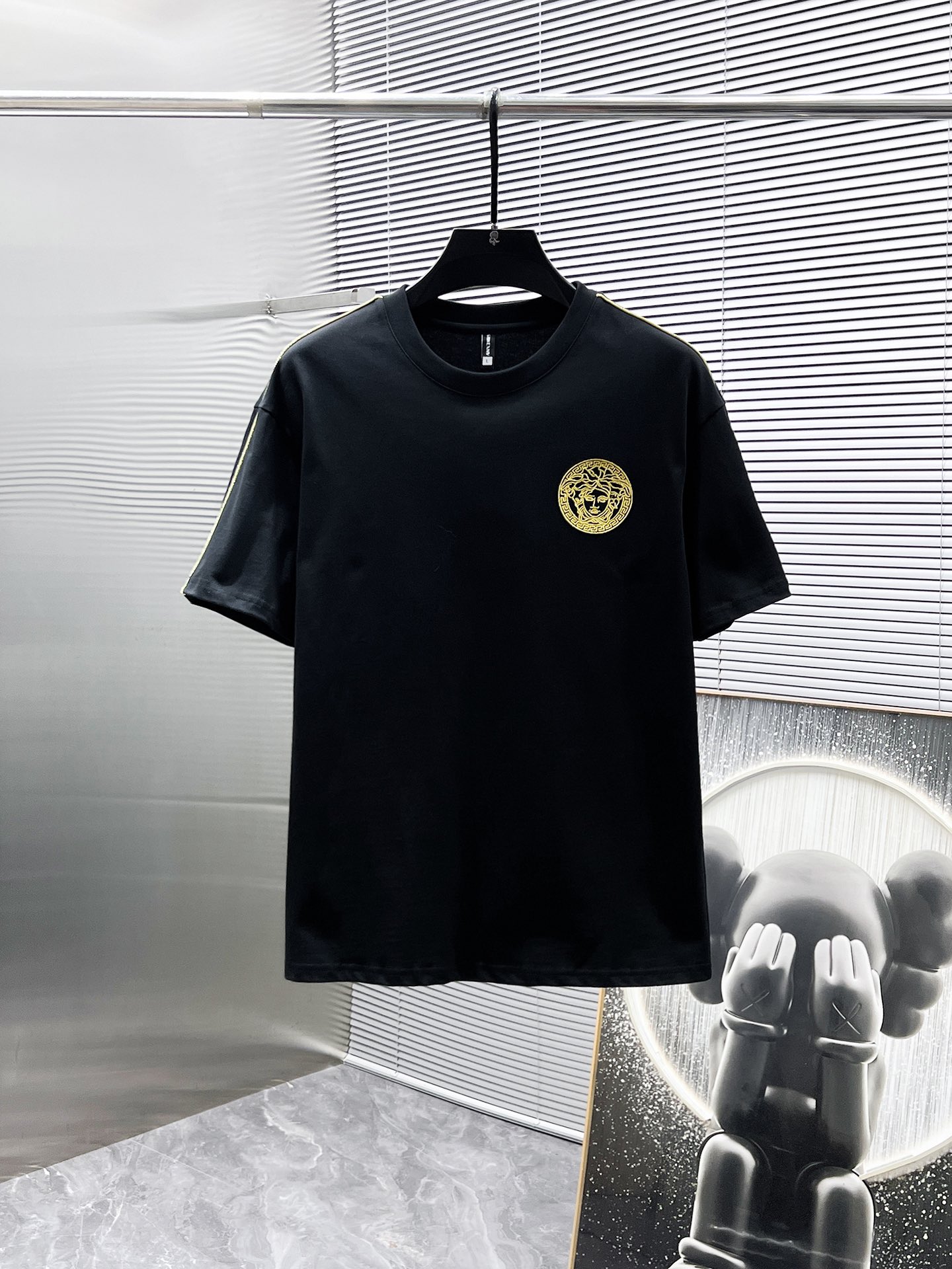 Versace 2025 Summer Men's Black Medusa Logo Short Sleeve Shorts Set 3 i1749742823 7590 1