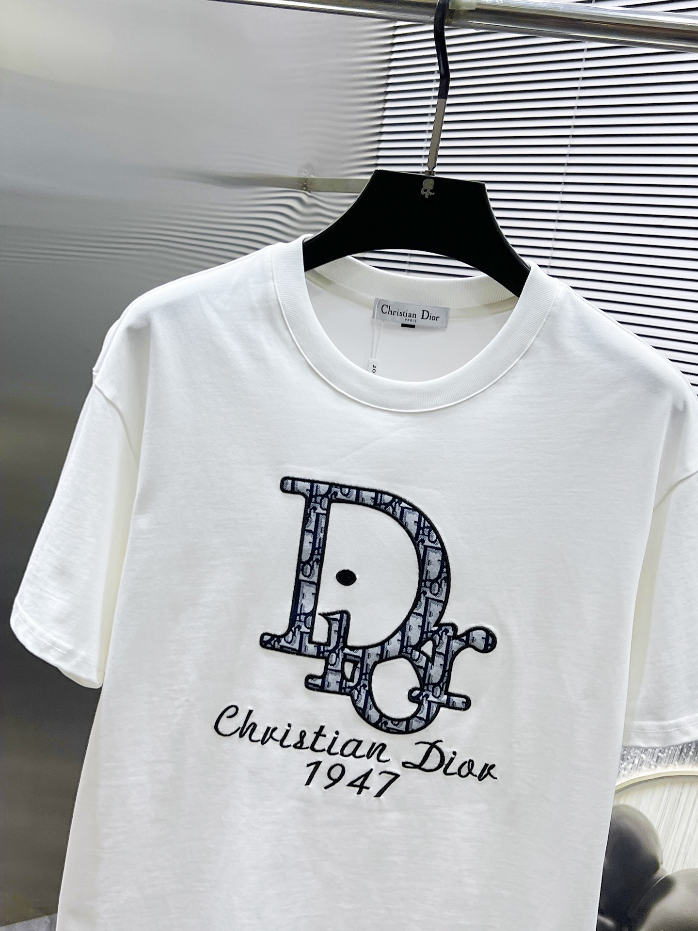 P260  迪奥  Dior  2025ss夏季新款 休闲 短袖 短裤 套装，高端版本！专柜定制面料 透气舒适度高，细节无可挑剔，品牌元素设计理念，体现高品质。手感细腻柔软！呈现休闲裁剪，上身版型超赞！🐯码数：M-3XL