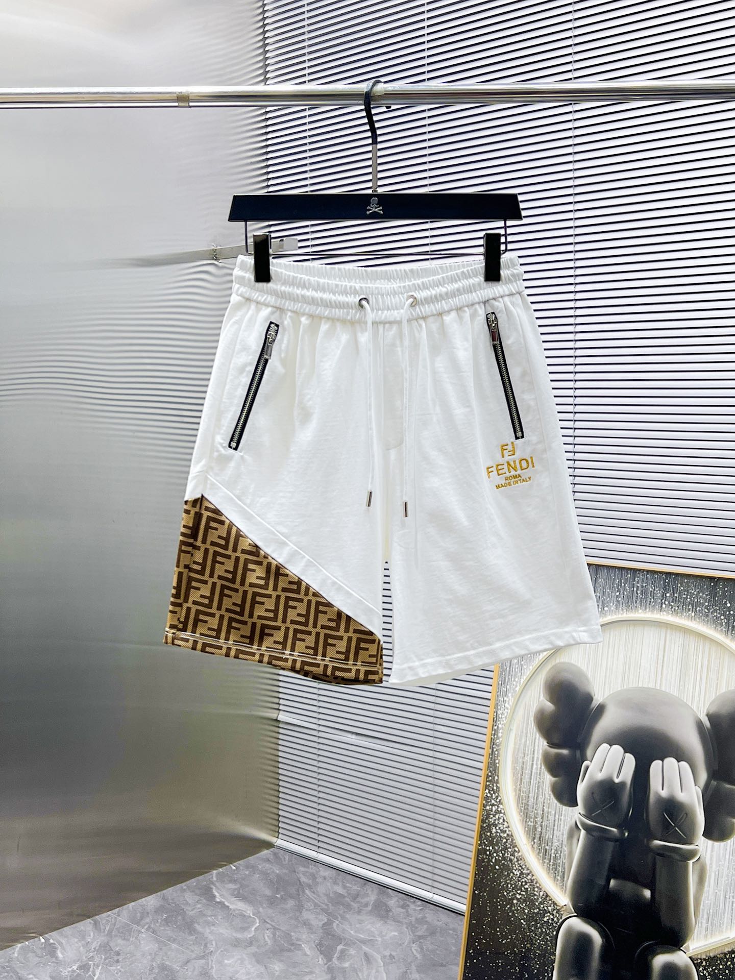 P260  芬迪  fendi  2025ss夏季新款 休闲 短袖 短裤 套装，高端版本！专柜定制面料 透气舒适度高，细节无可挑剔，品牌元素设计理念，体现高品质。手感细腻柔软！呈现休闲裁剪，上身版型超赞！🐯码数：M-3XL