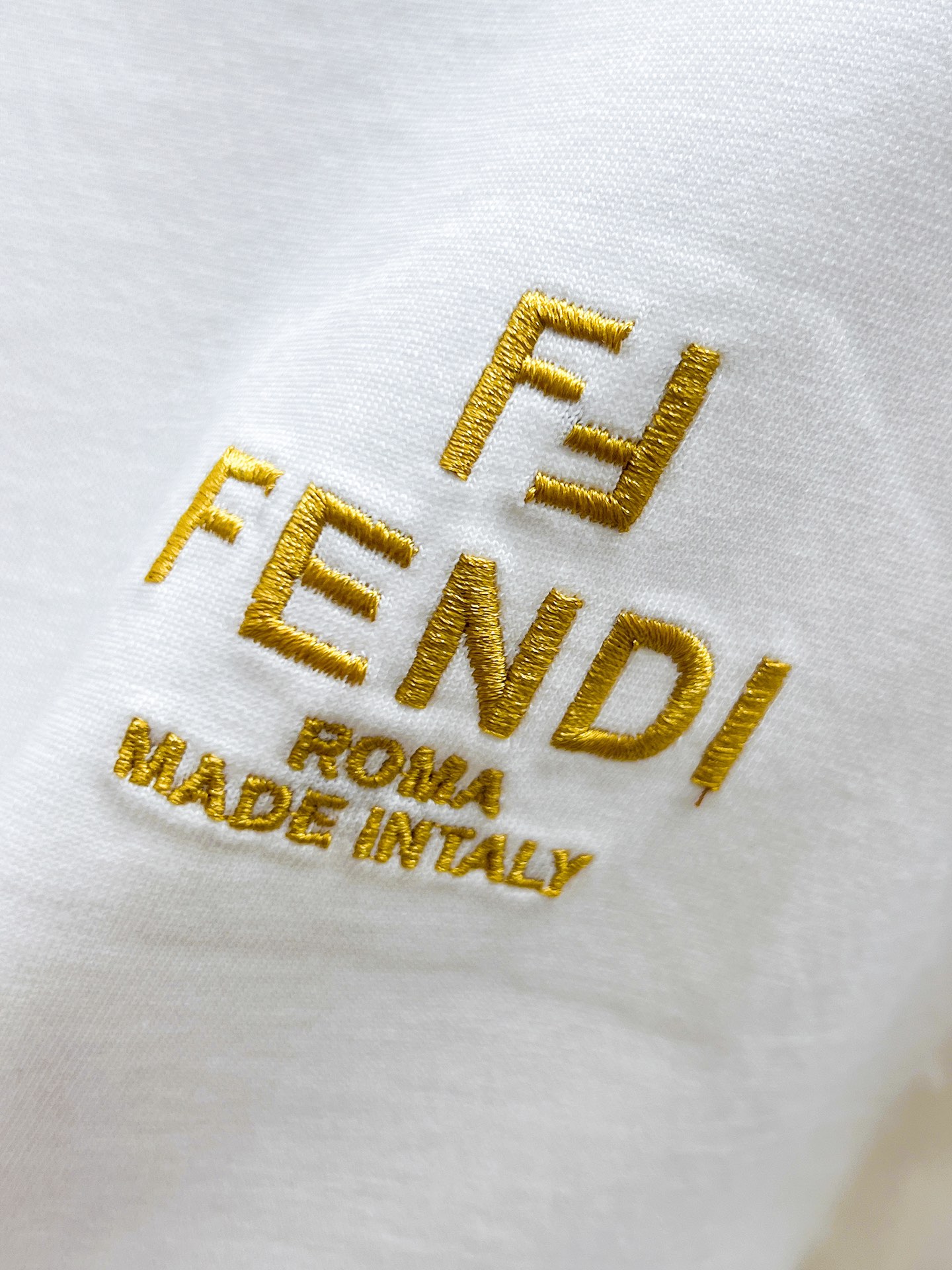 P260  芬迪  fendi  2025ss夏季新款 休闲 短袖 短裤 套装，高端版本！专柜定制面料 透气舒适度高，细节无可挑剔，品牌元素设计理念，体现高品质。手感细腻柔软！呈现休闲裁剪，上身版型超赞！🐯码数：M-3XL