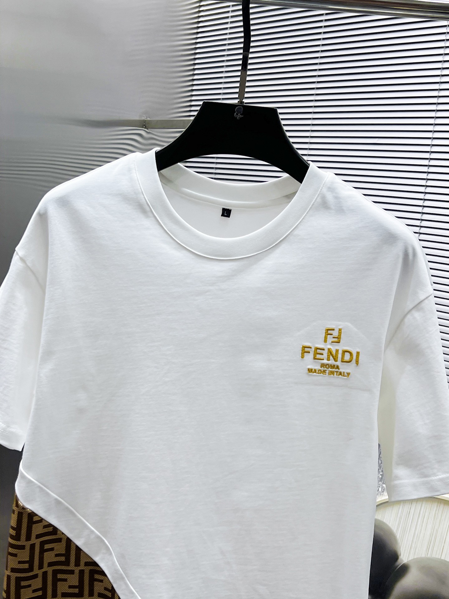 P260  芬迪  fendi  2025ss夏季新款 休闲 短袖 短裤 套装，高端版本！专柜定制面料 透气舒适度高，细节无可挑剔，品牌元素设计理念，体现高品质。手感细腻柔软！呈现休闲裁剪，上身版型超赞！🐯码数：M-3XL