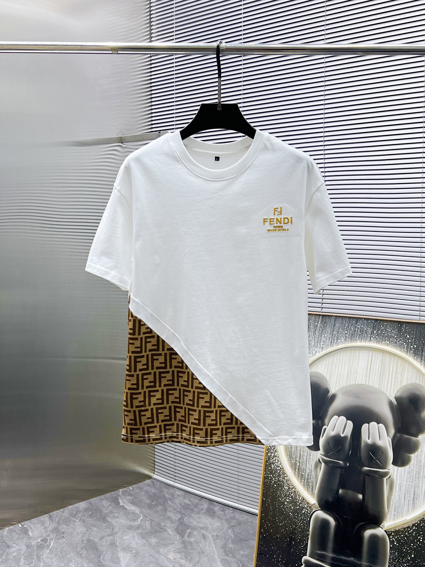 P260  芬迪  fendi  2025ss夏季新款 休闲 短袖 短裤 套装，高端版本！专柜定制面料 透气舒适度高，细节无可挑剔，品牌元素设计理念，体现高品质。手感细腻柔软！呈现休闲裁剪，上身版型超赞！🐯码数：M-3XL
