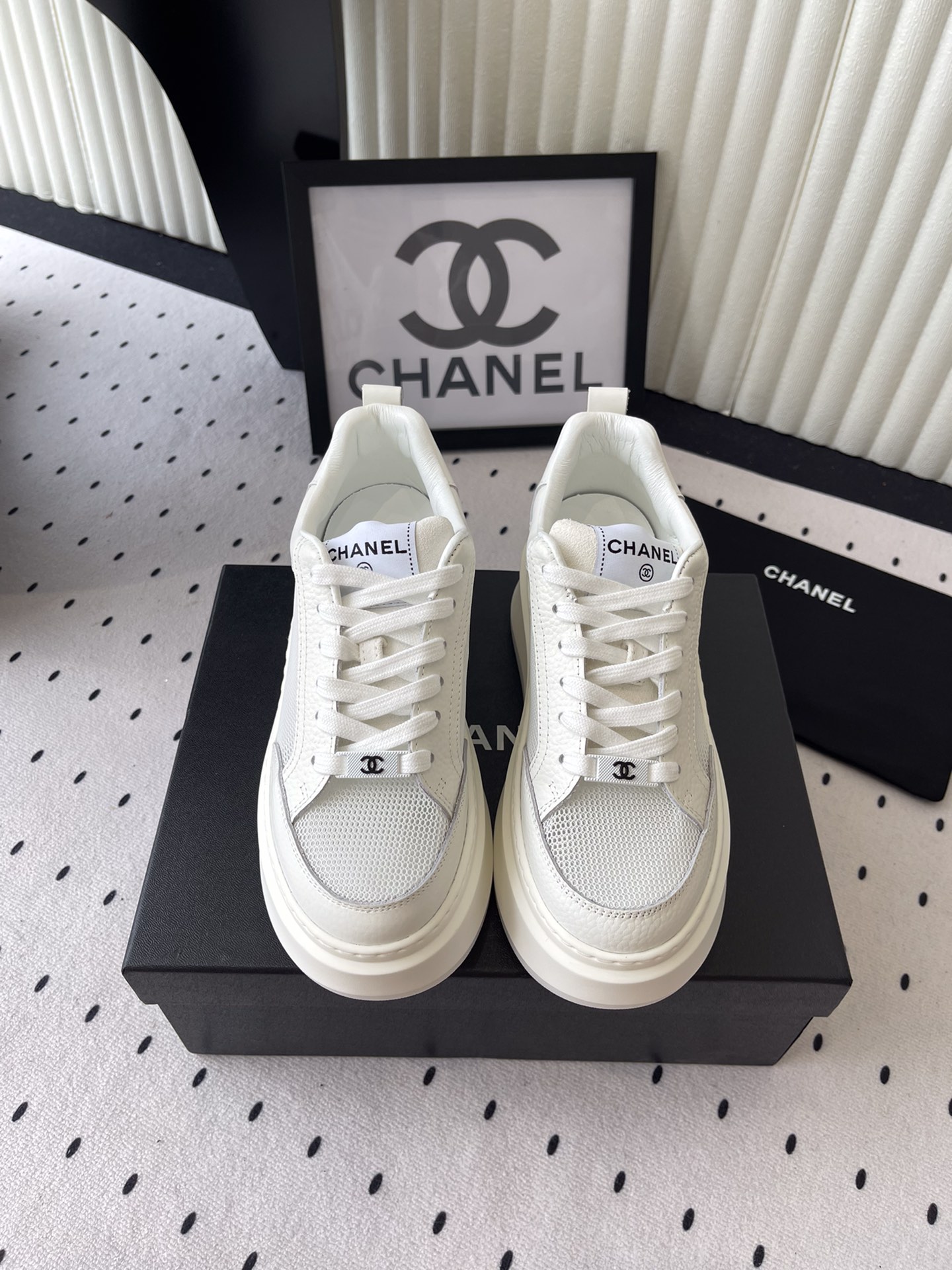 NO:408440,CHANEL25K Panda color-blocking casual shoes, same style as internet celebrities, the latest show series on the counter, one to one original arrangement and matching this versatile board shoes, it looks ordinary, it is really easy to match after being put on, it is cool, the heel is a three-dimensional logo, full of details, this casual shoe is very light, it is super comfortable to put on, the comfort is not to be said, it is straightforward, the inner foot is imported sheepskin, the original private model and sole Size34-40, casual shoes/sports shoes, chanel, sneakers, sheepskin19860909CHANEL25K熊猫拼色休闲鞋 网红明星同款 专柜最新走秀主打系列上 一比一原版排列搭配 这款百搭的板鞋 看似平平无奇 上脚后属实好搭 酷毙了 后跟拼起来是立体的logo 细节满满 这款休闲鞋很轻便 上脚超舒服的 舒适度没得说 直接满分 内里垫脚进口羊皮里 大底原私模大底  Size34-40,休闲鞋/运动鞋,chanel,sneakers,sheepskin,Women's Shoes