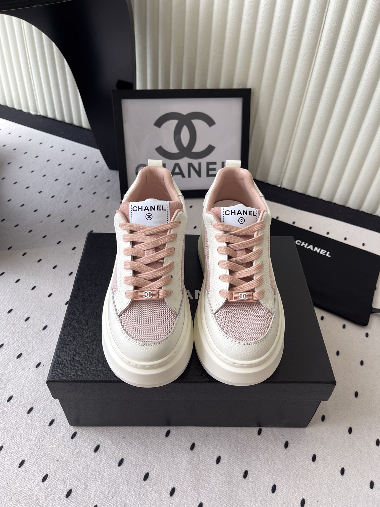 NO:408442,CHANEL25K Panda color-blocking casual shoes, same style as internet celebrities, the latest show series on the counter, one-to-one original arrangement and matching this versatile board shoes, it looks ordinary, it is really easy to match after being put on, it is cool, the heel is a three-dimensional logo, full of details, this casual shoe is very light, it is super comfortable to put on, the comfort is not to be said, it is straightforward, the inner foot is imported sheepskin, the original private model and sole Size35-40, casual shoes/sports shoes, chanel, sneakers, sheepskin19860909CHANEL25K熊猫拼色休闲鞋 网红明星同款 专柜最新走秀主打系列上 一比一原版排列搭配 这款百搭的板鞋 看似平平无奇 上脚后属实好搭 酷毙了 后跟拼起来是立体的logo 细节满满 这款休闲鞋很轻便 上脚超舒服的 舒适度没得说 直接满分 内里垫脚进口羊皮里 大底原私模大底  Size35-40,休闲鞋/运动鞋,chanel,sneakers,sheepskin,Women's Shoes