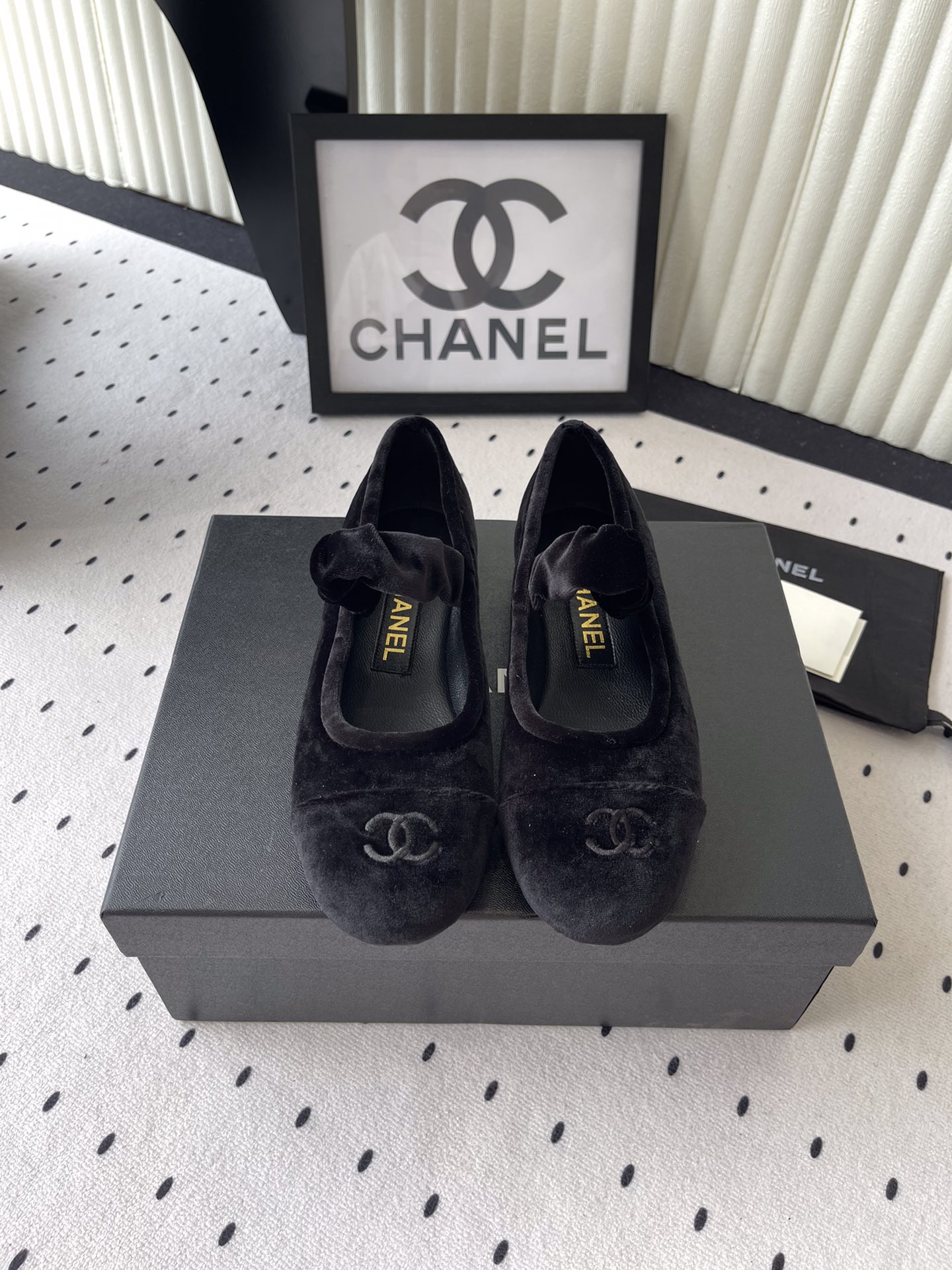 NO:408447,Chanel's new Mary Jane single shoes are shipped with high-version classic color combinations that are hard to see at a glance. All-match casual and fashionable. Original high velvet upper sheepskin footbed Italian leather outsole Size: 35-40, single shoes, chanel, mary jane, sheepskin, Leather soles19860909Chanel新款玛丽珍单鞋高版本出货 经典拼色让人一眼难望 百搭休闲时髦 原版高丝绒鞋面 羊皮垫脚 意大利真皮大底 Size:35-40,单鞋,chanel,mary jane,sheepskin,Leather soles,Women's Shoes