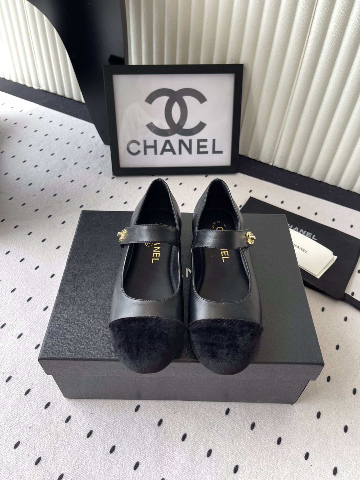 NO:408430,Chanel's new Mary Jane single shoes are shipped with high-version classic color combinations that make people hard to see at a glance. All-match casual and fashionable. Original imported beef patent leather/sheepskin uppers. Sheepskin footbeds. Italian leather outsole. Size: 35-40. Single shoes, chanel, mary jane, sheepskin, Leather soles19860909Chanel新款玛丽珍单鞋高版本出货 经典拼色让人一眼难望 百搭休闲时髦 原版进口牛漆皮/羊皮鞋面 羊皮垫脚 意大利真皮大底 Size:35-40,单鞋,chanel,mary jane,sheepskin,Leather soles,Women's Shoes