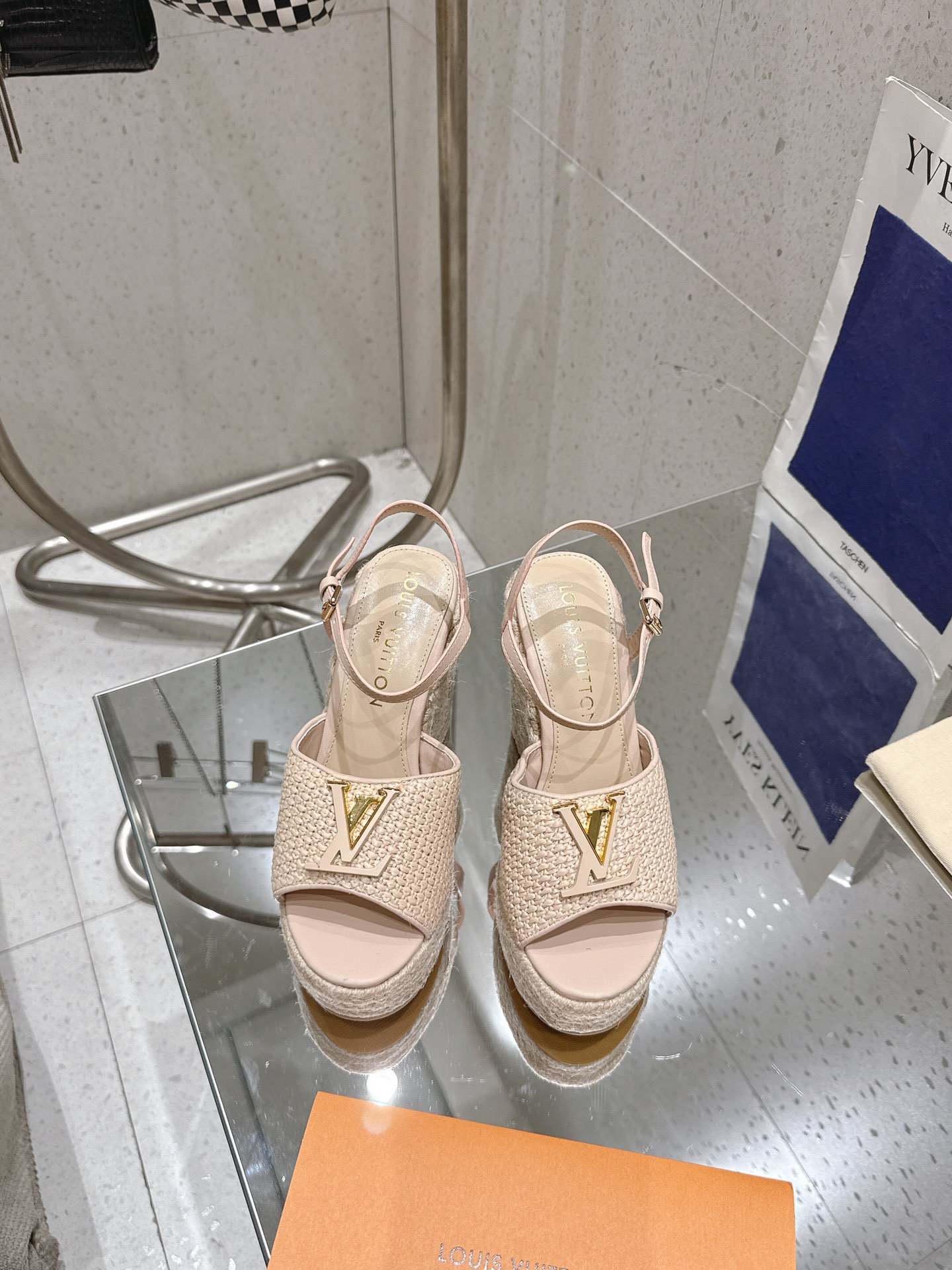 NO:408194,25 LV Mare heel sandals are made of Rafia, showing exquisite craftsmanship. The upper is decorated with the main logo of this series, and is equipped with adjustable elastic bands and is decorated with leather trim tones. The shoes are equipped with hemp rope woven waterproofing platform to make the whole pair of shoes more quality. Upper: Rafia Inner: All sheepskin footbed Outsole: original hemp rope woven wedge heel height: 11CM Shoe size: 35-42 (40.41.42 custom made without return), high heels sandals, louis vuitton, sandals, high heels, sheepskin1986090925款 LV Mare契跟凉鞋以拉菲草制作,展现精致的匠人工艺.鞋面饰有此系列的主要标志LV lnifials配饰,并配备可调整松紧的裹带,同时缀以同色调皮革饰边.鞋款备有麻绳编织防水台,让整双鞋更有品质. 鞋面: 拉菲草 内里:垫脚全羊皮 大底:原版麻绳编制 坡跟跟高:11CM 鞋码: 35-42（ 40.41.42定做不退换）,高跟鞋凉鞋,louis vuitton,sandals,high heels,sheepskin,Women's Shoes