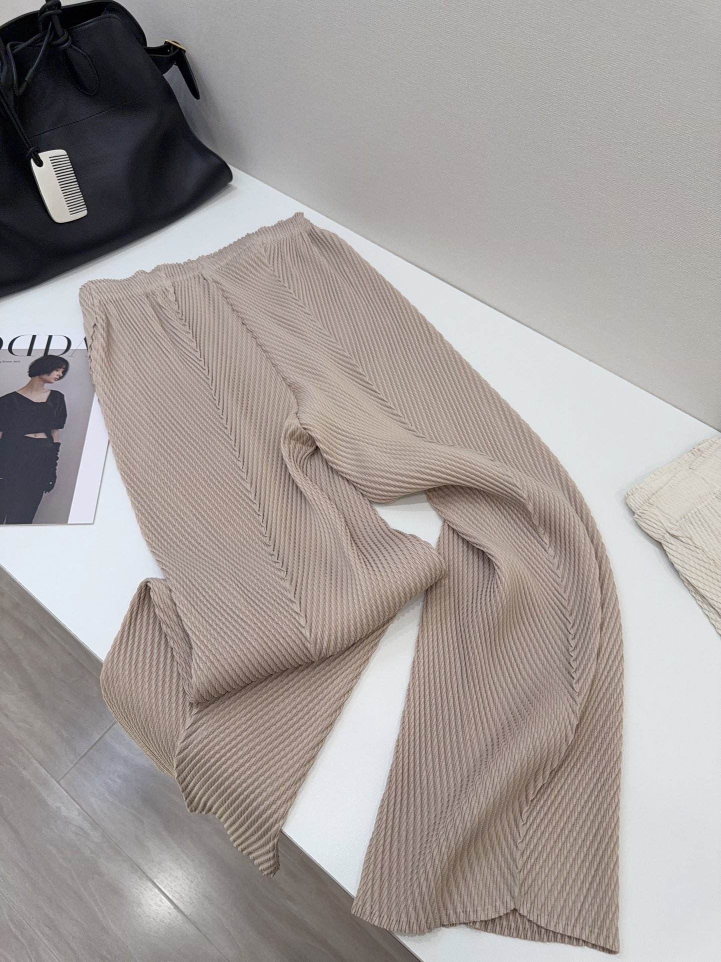 NO:430969,Original fabric, super texture!  !  !  The same 100% polyester fabric, you will know how big the difference is when you get it!  !  !  The wrinkles feel very soft, which is related to factory machines and workers' operating technology. The most expensive thing is the machine making clothes, and the most expensive thing is the process!  !  ,alexander wang19860909原版面料,纹理感超强！！！ 同样100 ％聚酯纤维面料,拿到手你就知道区别有多大！！！褶皱手感也是非常柔软的,这是跟工厂的机器和工人操作技术相关,贵就贵在做衣服的机器,贵在工艺！！,,alexander wang,Women's clothing