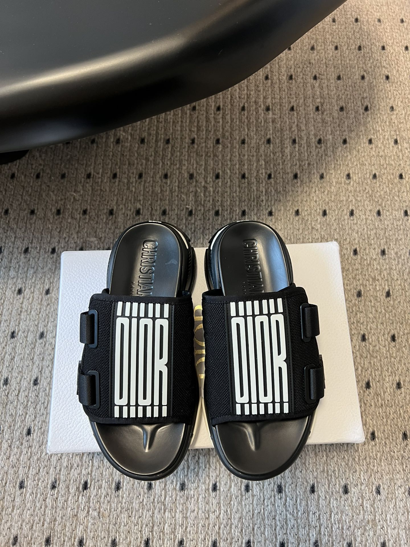 NO:414026,Top quality Dio* 25ss Spring and summer new style D-shaped embroidered thick-soled sports slippers Universal classic style This casual shoe is carefully crafted with printed mesh fabric, matched with soft foamed sole in the same color, and the side of the sole is decorated with brand logo to create a classic shape, comfortable to wear, and can be matched with various shapes to show a modern style. Original customization of special electric embroidery materials in the inner part of the upper, original IP foamed sole (lightweight) Outsole thickness 5cm Size: 35-41 sizes (34, 42 custom made without return or replacement), slippers, dior, slippers19860909顶级品质 Dio* 25ss 春夏新款 D字刺绣厚底运动拖鞋 特百搭经典款式 此款休闲鞋采用印花网眼织物精心制作,搭配同色调软发泡大底,大底侧边饰以品牌logo,打造经典造型,穿着舒适,可搭配各式造型,彰显摩登风范. 鞋面内里原版定制特殊电绣材料 鞋底原版IP发泡鞋底（轻便） 大底厚度5cm 码数 : 35-41码（34、42定做不退不换）,拖鞋,dior,slippers,Women's Shoes