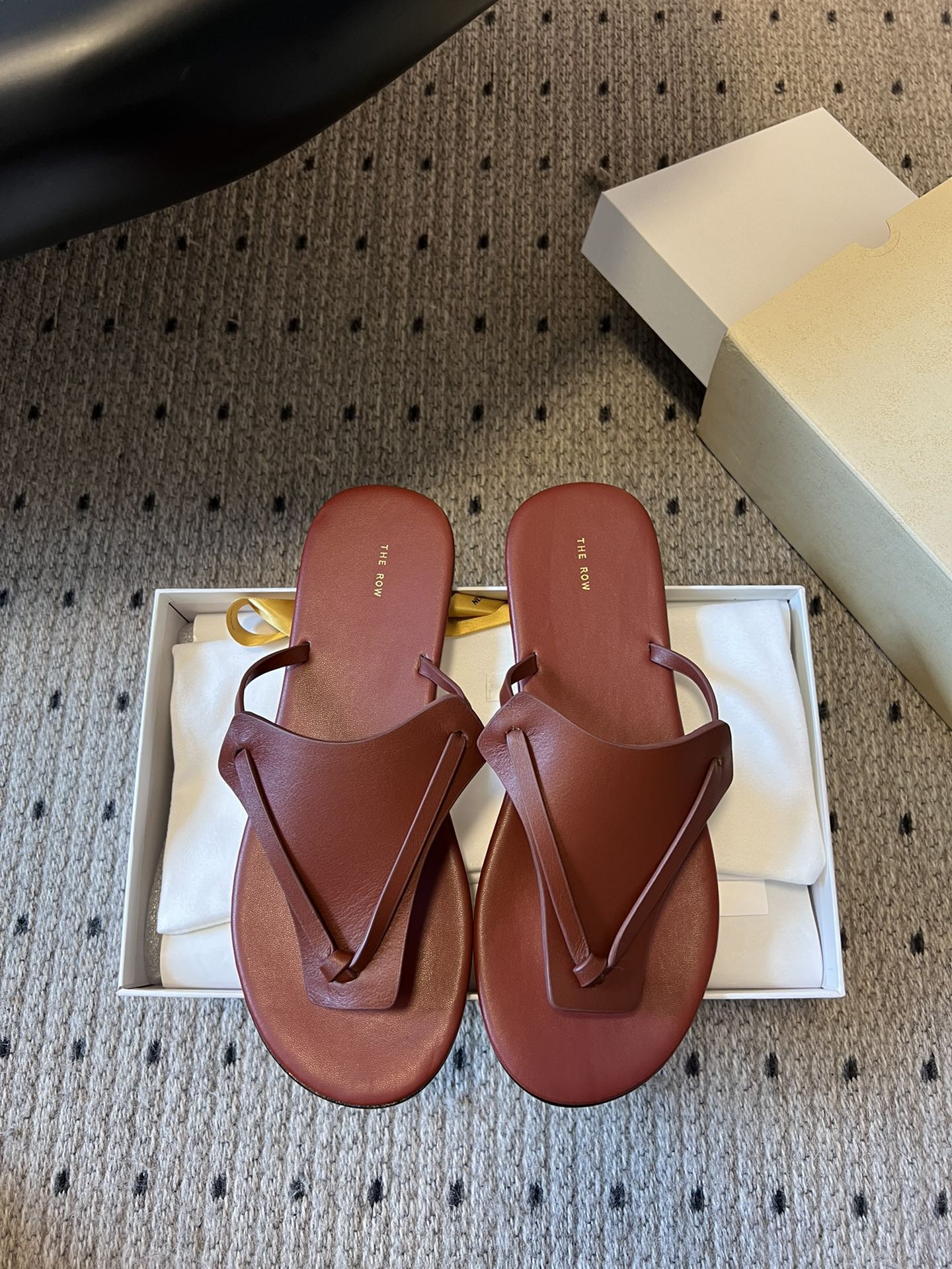 NO:414040,TheRo* 25s spring and summer new style clip-toe flat slippers Wow!  The classic minimalist style is back!  There is no exaggerated design overall, and the very thin toe clip design will not feel uncomfortable when worn. All the shoes are made of full leather, which is a more comfortable fit and material. If you look at it in a magnifying way, the pure natural texture of the upper has also been preserved!  The feet are full of coolness!  Very suitable for summer!  Material sheepskin, inner sheepli, outsole, imported from Italy, genuine leather, shoe size 35-39/40, customized, non-return, split-toe shoes, slippers, sheepskin, Leather soles19860909莞产 TheRo* 25s春夏新款 夹趾平底拖鞋 哇哦！经典的极简风回来了！整体都没有浮夸的设计,很细的夹趾设计穿旧了也不会不舒服哦,鞋子全部都是有全皮制作,是越穿越舒服的版型以及用料的,放大看,鞋面的纯天然自然的肌理感也保留了下来！上脚清凉满满！很适合夏天哦！ 材质羊皮 内里羊里 大底意大利进口真皮大底 鞋码35-39/40定制不退换,分趾鞋,slippers,sheepskin,Leather soles,Women's Shoes