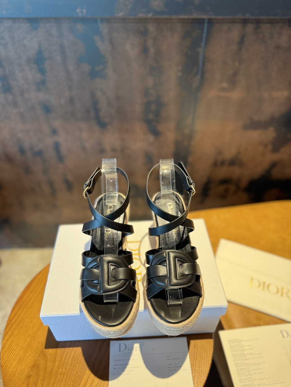 NO:537041,Higher version!  !  !  DIOR CHRONO 25ss high-end new sandals. Simple and super versatile. Perfect and luxurious to wear with spring and summer clothing. The feel of the feet is even more comfortable!  The original material is perfectly replicated. The original air-pressure logo cowhide upper. The cowhide inner. The original electroplated buckle. The original anti-slip heel outsole. The heel height is about 9.5cm. It is unique. It is full of details. It is finely crafted. It is worth owning. It is equipped with the original packaging of the counter!  3 colors. SIZE35--40 (41 can be customized), high heels sandals, dior, dior, sandals, high heels, cowhide19860909高版本！！！ DIOR CHRONO迪奥 25ss高版本新款凉鞋. 简约超级百搭. 上脚完美奢华可任意搭配春夏服饰. 脚感更是舒适！材质原版完美复刻.原版空压Logo牛皮鞋面.牛皮内里.原版电镀饰扣.原版防滑坡跟大底.跟高约9.5cm.别出心裁.细节满满.做工精细.值得拥有.配置专柜原版包装！3色入. SIZE35--40（41可订做）,高跟鞋凉鞋,dior,dior,sandals,high heels,cowhide,Women's Shoes