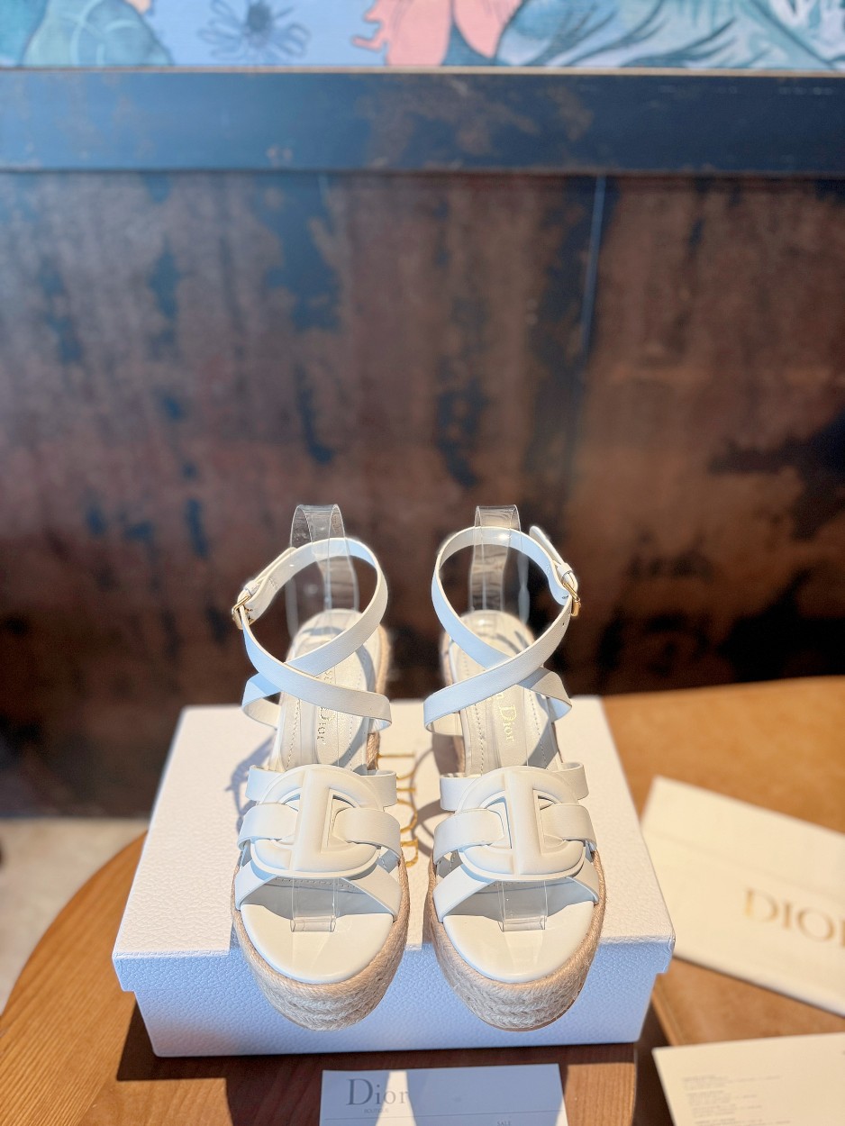 NO:537029,Higher version!  !  !  DIOR CHRONO 25ss high-end new sandals. Simple and super versatile. Perfect and luxurious to wear with spring and summer clothing. The feel of the feet is even more comfortable!  The original material is perfectly replicated. The original air-pressure logo cowhide upper. The cowhide inner. The original electroplated buckle. The original anti-slip heel outsole. The heel height is about 9.5cm. It is unique. It is full of details. It is finely crafted. It is worth owning. It is equipped with the original packaging of the counter!  3 colors. SIZE35--40 (41 can be customized), high heels sandals, dior, dior, sandals, high heels, cowhide19860909高版本！！！ DIOR CHRONO迪奥 25ss高版本新款凉鞋. 简约超级百搭. 上脚完美奢华可任意搭配春夏服饰. 脚感更是舒适！材质原版完美复刻.原版空压Logo牛皮鞋面.牛皮内里.原版电镀饰扣.原版防滑坡跟大底.跟高约9.5cm.别出心裁.细节满满.做工精细.值得拥有.配置专柜原版包装！3色入. SIZE35--40（41可订做）,高跟鞋凉鞋,dior,dior,sandals,high heels,cowhide,Women's Shoes