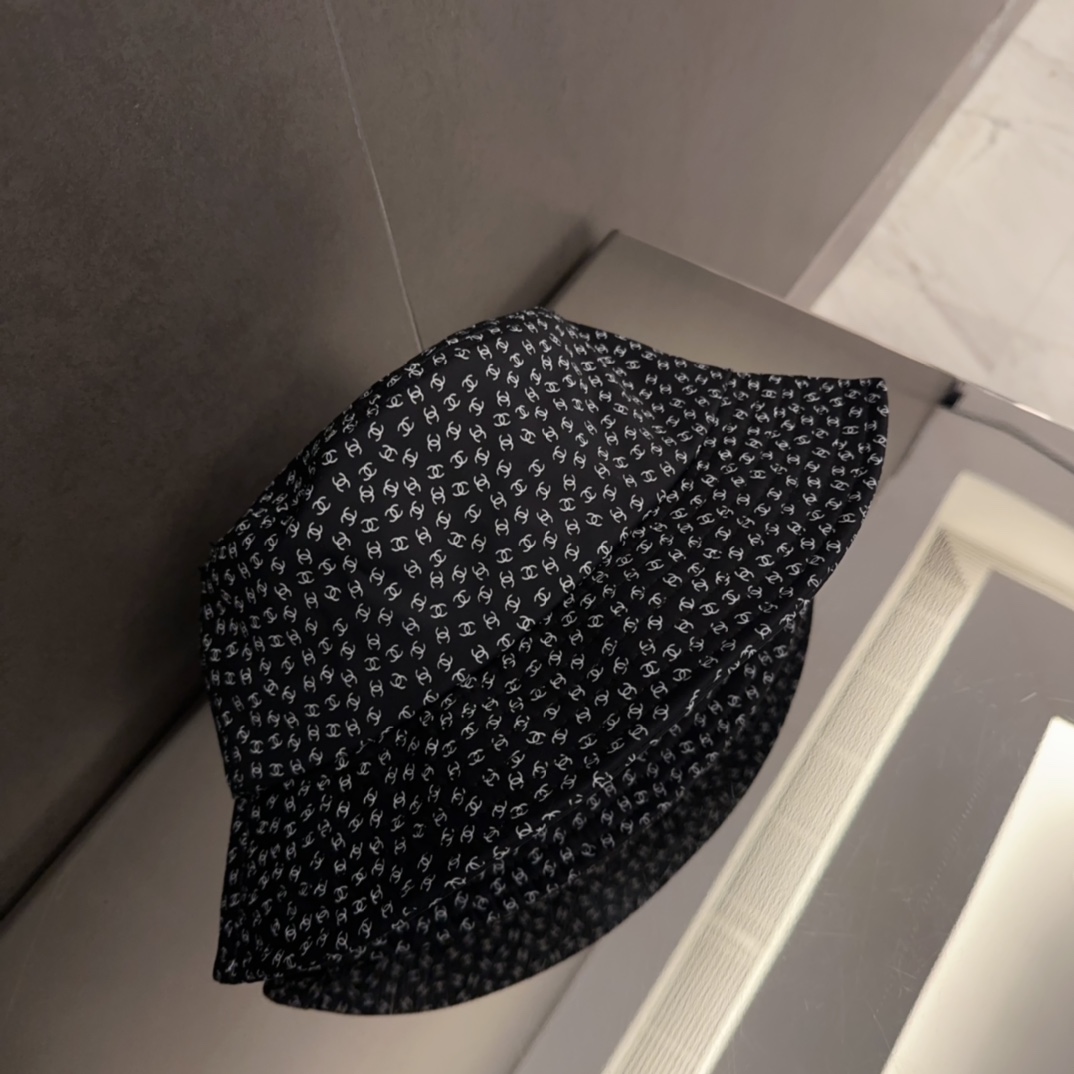 

香奈儿CHANEL 新品高定满钻硬顶渔夫帽，小香logo经典简约，时尚休闲设计 跑量新品