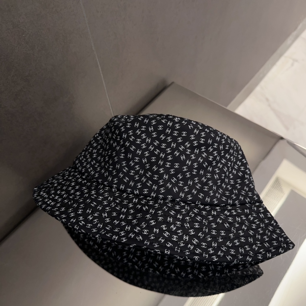 

香奈儿CHANEL 新品高定满钻硬顶渔夫帽，小香logo经典简约，时尚休闲设计 跑量新品