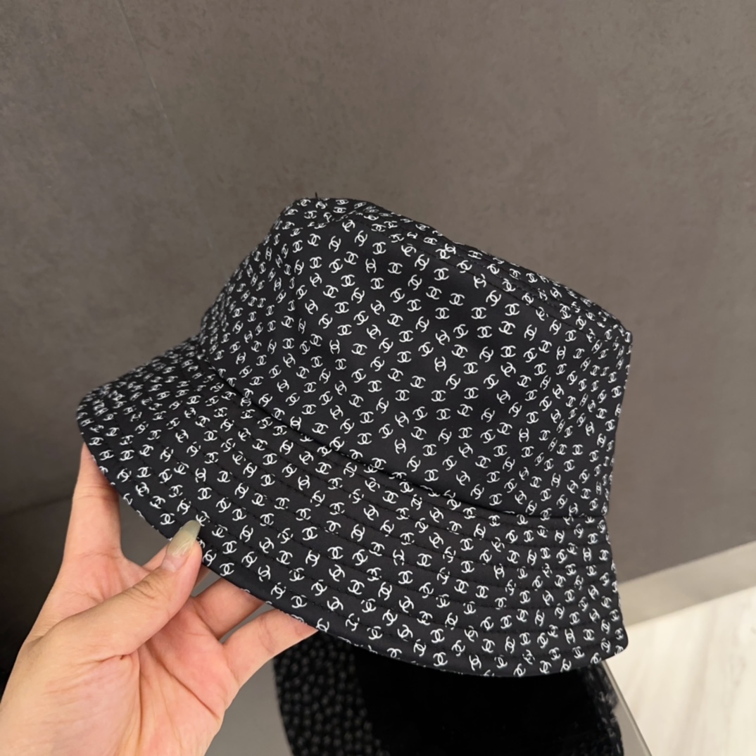 

香奈儿CHANEL 新品高定满钻硬顶渔夫帽，小香logo经典简约，时尚休闲设计 跑量新品