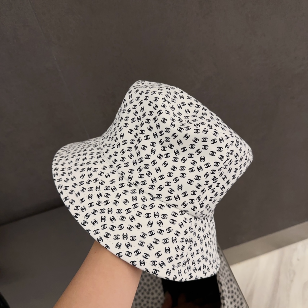 

香奈儿CHANEL 新品高定满钻硬顶渔夫帽，小香logo经典简约，时尚休闲设计 跑量新品
