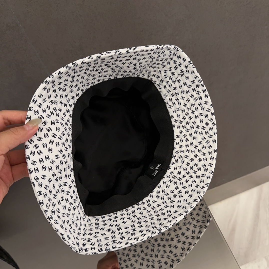 

香奈儿CHANEL 新品高定满钻硬顶渔夫帽，小香logo经典简约，时尚休闲设计 跑量新品