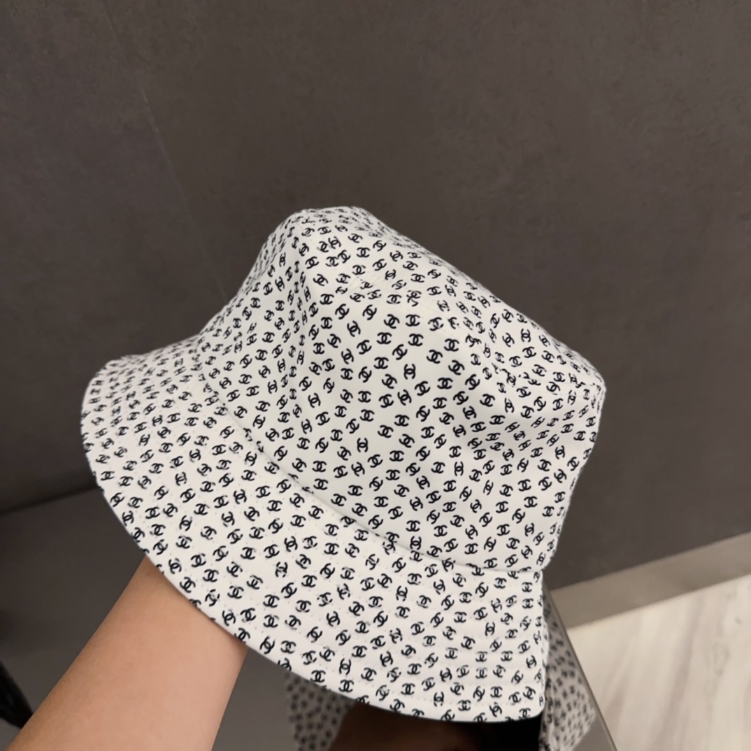 

香奈儿CHANEL 新品高定满钻硬顶渔夫帽，小香logo经典简约，时尚休闲设计 跑量新品