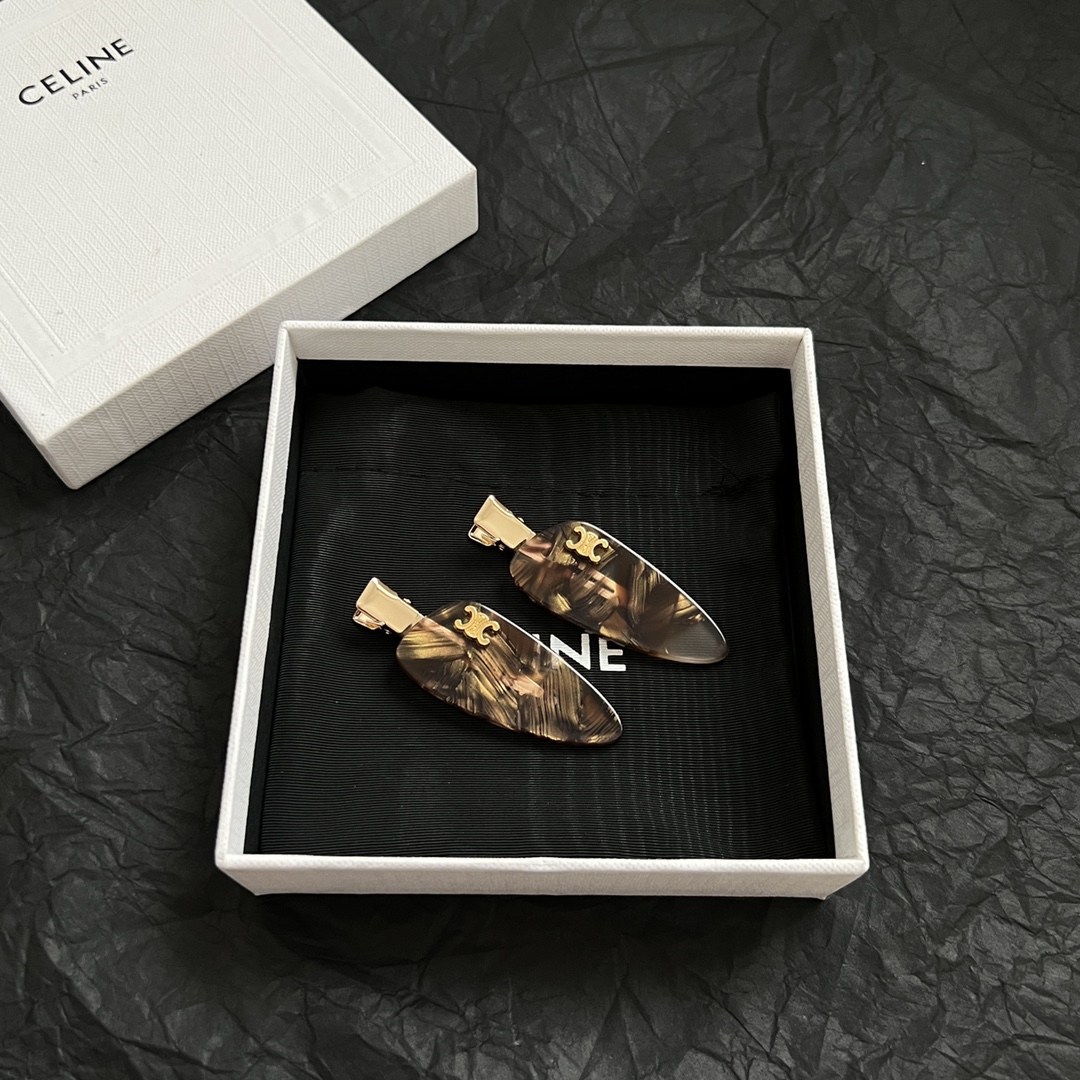 【】一对 、Celine 赛琳发夹 ™ 一直是简约时尚界的标杆大胆的设计 百看不厌▪️搭配起来更Fash