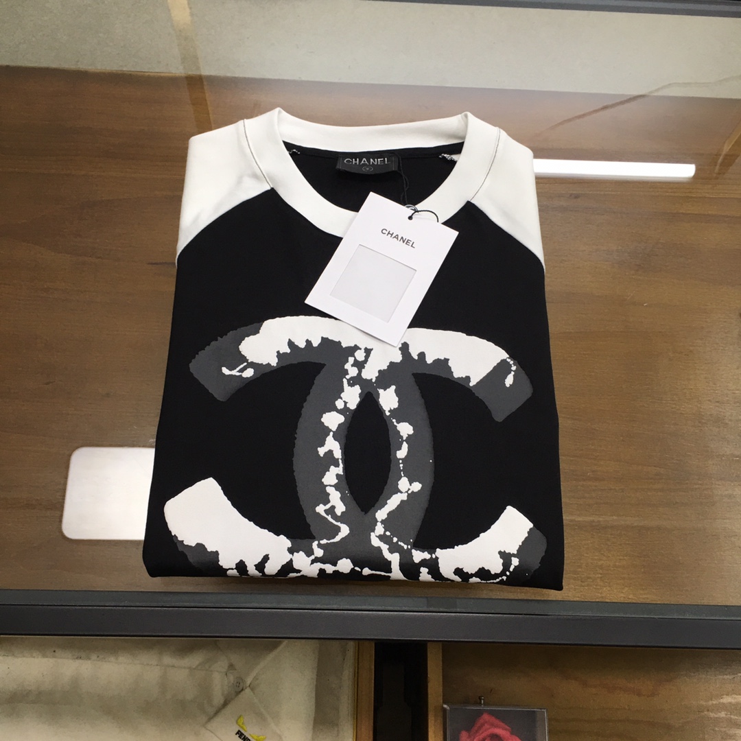 NO:499445,New product [Fragrant...A] The latest short-sleeved round-neck T-shirt in the first spring and summer counter in 2025, high-end customization, avant-garde and fashionable design!  Brand logo heavy craft design, high-end customized mercerated cloud cotton fabric, soft feel, comfortable to wear, exquisite counter-level car line, fine workmanship, invincible and handsome upper body effect!  A must-have item for handsome men!  The color is shown in the figure. Code number M-3XL, T-shirt,tees, t-shirt,alexander wang19860909新品【香...儿】 2025春夏首发专柜最新款短袖圆领T恤 高端订制 设计前卫时尚！品牌logo重工艺设计 高端定制丝光云朵棉面料.手感柔软.穿着舒适.专柜级别精致车线.做工精细.上身效果无敌帅气！型男必备单品！ 颜色如图 码数M-3XL,,T-shirt,tees，t-shirt,alexander wang,Men's clothing