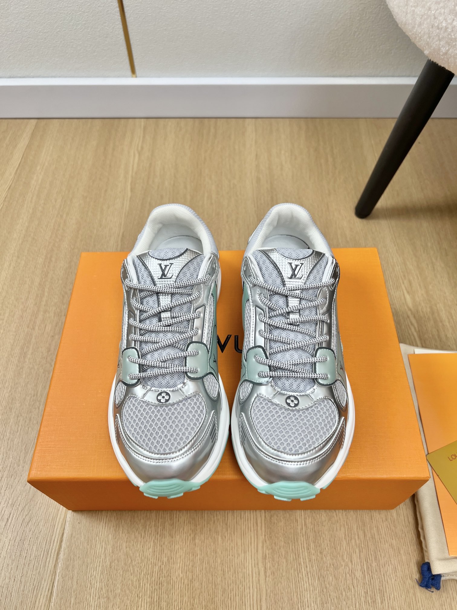 NO:408566,High-version couple model Louis Vuitton | 2025 L's new spring and summer products in 2025. The counter focuses on purchasing quality Olympia series couple model silver corner king mesh thick sole running shoes dad shoes casual sneakers series original purchase and development. This LV sports shoes combine mesh fabrics with metal texture synthetic leather and other technological fabrics, reinterpreting the classic running shoes design with neat and simple design. The light EVA outsole makes for a comfortable and flexible wearing experience, and rich details such as Monogram embossing and LV letters have established recognition!  A modern sneaker with great appearance and super technological content is full of details. The upper is customized technology fabric + mesh. The inner lining is imported from high pressure fixed breathable net. The sole is exclusively opened with rubber foam combination. The sole is thick. 3.5cm. The size is 35-42. The male is 38-46 (for women 40.41.42. The male is 38-46. The product is 38-46. The product is 38-46. The product is 38-46. The product is 30.41.42. The product is 38.45.46. The product is 38.45.46. The product is 38.45.46. The product is 38.45.46. The product is 38.45.46. The product is 38.45.46. The product is 38.45.46. The product is 38.45.46. The product is 38.45.46. The product is 38.45.46. The product is 38.45.46. The product is 38.45.46. The product is 38.45.46. The product is 38.45.46. The product is 38.45.46. The product is 38.45.46. The product is 38.45.46. The product is 38.45.46. The product is 38.45.46. The product is 38.45.46. The product is 38.45.46. The product is 38.46. The product is 38.45.46. The product is 38.46. The product is 38.45.46. The product is 38.46. The product is 38.45.46. The product is 38.46. The product is 38.46.19860909高版本情侣款 Louis Vuitton 路易威登 | 2025 L家2025春夏新品 专柜主打代购品质爆款Olympia系列情侣款银角大王网面厚底跑鞋老爹鞋休闲运动鞋系列 原版购入开发做货这款LV运动鞋融合网格面料与金属质感合成皮革等科技面料,以利落简约设计重绎经典跑鞋设计.轻盈EVA外底成就舒弹穿着体验,Monogram压纹与LV字母等丰富细节树立辨识度！有颜值,超具科技含量的一款摩登运动鞋细节满分 鞋面原版定制科技面料+网面 内里原版进口高压定型透气网里 大底独家开模橡胶发泡组合双色大底 底厚 3.5cm 码数女35-42男38-46（女40.41.42男38.45.46定制）,休闲鞋/运动鞋,louis vuitton,louis vuitton,louis vuitton,alexander wang,louis vuitton,sneakers,Women's Shoes